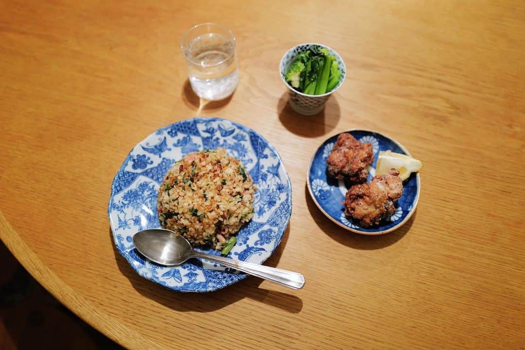 高山都さんのインスタグラム写真 - (高山都Instagram)「から揚げ2DAYS 米粉と片栗粉を半々でつけたら、いつもよりカリカリになった✌️ 朝はトースターで温めるとおいしい。 ゆで卵は7分の半熟を殻剥いて、海水くらいの塩水に一晩漬けた味玉です🥚 お皿は @ishii_teto_ceramics  #石井啓一 さん、今日は大阪まで来てくれるそう @ittenmono_marche お会いできそうな皆さま、ぜひ彼とのお喋り楽しんでくださいね。 残り物炒飯とあわせた日は、100年前のものたち。 古伊万里とか瀬戸焼とか。スプーンは🥄これまた @ittenmono_marche に参加いただいてる #竹俣勇壱 さん @takemata_yuichi  キャンプ予定が中止になってしまったので、車の中で食べるはずのおにぎりやおかずは家で🍙 天気も良くて、部屋中の窓を開けて掃除した。 近郊でピクニックかなー🥐🥖🥯」3月19日 10時44分 - miyare38