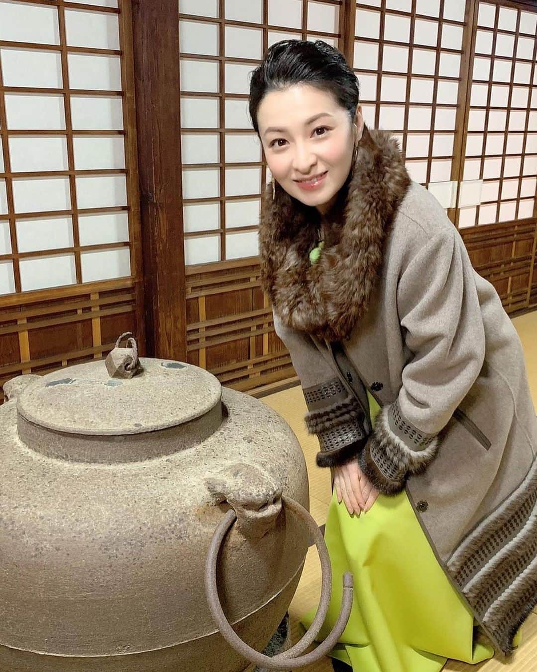 檀れいさんのインスタグラム写真 - (檀れいInstagram)「🌹🌹  ある日の京都🌹  「京都ぶらり歴史探訪」 今年生誕500年を迎える千利休 類い稀な才能を発揮し最後は切腹という形で人生の幕を閉じた利休 大徳寺さんのご協力のもと 千利休の知られざる人生に触れていきました！ 濃密なそして興味深い素敵な旅となりましたよ〜🍵✨  １枚目２枚目 まだまだ肌寒い季節❄️ ですが、お洋服は春を先取り軽やかに〜✨  ３枚目　当時実際にお茶会で使用された茶釜です🍵  ４枚目　襖絵も素敵✨  ５枚目　織田信長とも縁の深かった千利休 以前、織田信長の母親役を演じたので我が息子のように思ってしまいます🌹  ６枚目７枚目 御住職と☺️ 素敵なお話をたくさんしてくださいました✨✨ 出逢いに感謝です💖 お茶とお菓子ご馳走さまでした  京都ぶらり歴史探訪 3月23日（水）BS朝日にて 20時放送です✨ 観てくださいね🌈✨  檀れい🌹  #檀れい #檀スタグラム #太田プロ #京都ぶらり歴史探訪 #京都ぶらり #京都 #千利休 #京都たび #旅行 #大徳寺   #BS朝日 #カシケイ #kashikeybrowndiamond #torrini」3月19日 13時54分 - danrei_official