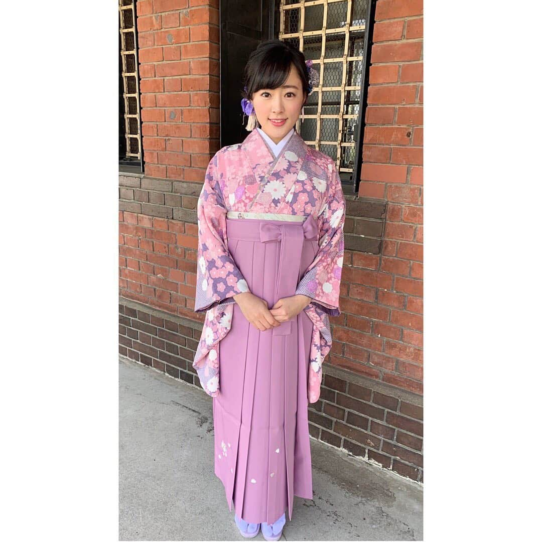 大谷萌恵さんのインスタグラム写真 - (大谷萌恵Instagram)「卒業シーズン💐  昨日、卒業式に向かう大学生を取材させていただきました。  新型コロナの影響で思い描いた学生生活を送れないこともあった学年。  でも、仲間と過ごした大切な時間に変わりはなく、その一区切りを迎えた瞬間の笑顔は、まぶしいほど輝いていました✨✨ きっと一生ものの友達ですね！！  取材したものは後日お伝えする予定です！  (ちなみに、私の卒業式の日(当時2019年)はこんな感じ…母と同級生にとってもらったお気に入りの写真です！それにしても、スマホのカメラすごい👏)  #卒業式 #おめでとうございます #TeNY #テレビ新潟 #大谷萌恵」3月19日 15時11分 - moe_ohtani_teny