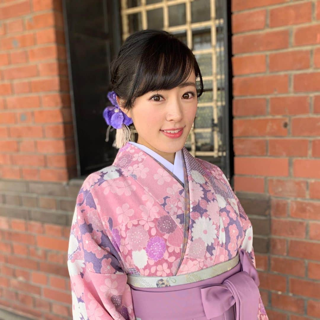 大谷萌恵さんのインスタグラム写真 - (大谷萌恵Instagram)「卒業シーズン💐  昨日、卒業式に向かう大学生を取材させていただきました。  新型コロナの影響で思い描いた学生生活を送れないこともあった学年。  でも、仲間と過ごした大切な時間に変わりはなく、その一区切りを迎えた瞬間の笑顔は、まぶしいほど輝いていました✨✨ きっと一生ものの友達ですね！！  取材したものは後日お伝えする予定です！  (ちなみに、私の卒業式の日(当時2019年)はこんな感じ…母と同級生にとってもらったお気に入りの写真です！それにしても、スマホのカメラすごい👏)  #卒業式 #おめでとうございます #TeNY #テレビ新潟 #大谷萌恵」3月19日 15時11分 - moe_ohtani_teny