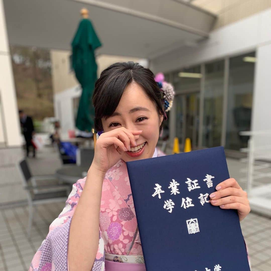 大谷萌恵さんのインスタグラム写真 - (大谷萌恵Instagram)「卒業シーズン💐  昨日、卒業式に向かう大学生を取材させていただきました。  新型コロナの影響で思い描いた学生生活を送れないこともあった学年。  でも、仲間と過ごした大切な時間に変わりはなく、その一区切りを迎えた瞬間の笑顔は、まぶしいほど輝いていました✨✨ きっと一生ものの友達ですね！！  取材したものは後日お伝えする予定です！  (ちなみに、私の卒業式の日(当時2019年)はこんな感じ…母と同級生にとってもらったお気に入りの写真です！それにしても、スマホのカメラすごい👏)  #卒業式 #おめでとうございます #TeNY #テレビ新潟 #大谷萌恵」3月19日 15時11分 - moe_ohtani_teny