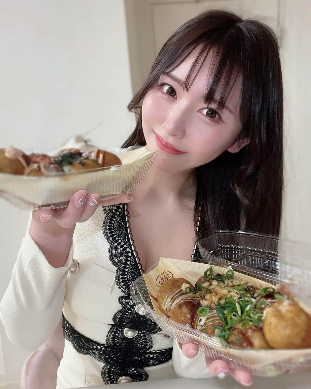 RINKAさんのインスタグラム写真 - (RINKAInstagram)「こないだ酔っ払って ひっさびさに たこ焼き買って食べた日🐷 . 次の日しっかり1キロ太ってた！ . 次の日調整して ちゃんと戻しました🥺 . 食べるの大好き！ 食べるのやめられない . たまにはいいよね🤤🤍🤍 . #キャバ嬢 #キャバクラ#japanesegirl #韓国ファッション #kawaiigirl #kawaii #グラドル#グラビア#アイドル#谷間#すすきの#ススキノ#歌舞伎町#北新地#中州#むちむち#わがままボディ#モデル#hotasian#asianbabe#asiangirls#ニュークラ#インスタ美女#インスタ美人#美女#美人#癒し系女子#ドレス」3月19日 17時16分 - rinka.716