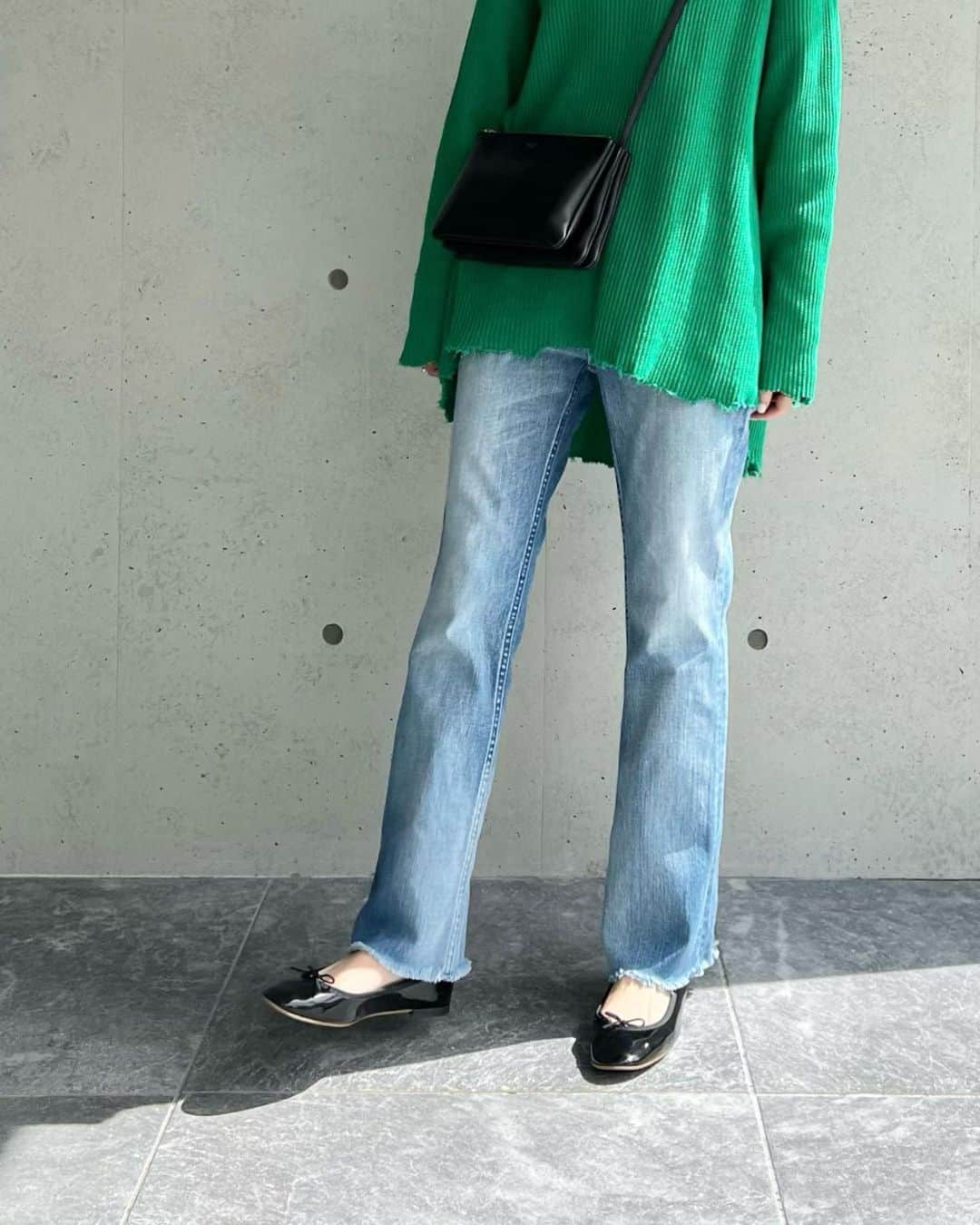 はれこさんのインスタグラム写真 - (はれこInstagram)「私服🍏 お昼だけ春だった〜 暖かかった〜  昨日のストーリーズに載せたJOURNAL STANDARD relumeのブログ、 見て頂けて嬉しいです🐣🤍 SLOBE IENAとはまた違った着こなし。 新たな提案として、 お気に入りが見つかれば良いなと思います☺️ (ハイライトに入れてますのでぜひご覧ください♡)  記念？に初めてrelumeでトップスを買いました🥰🤍  -  tops @js_relume  ダメージワッフルプルオーバー no.22070462721010  denim @yanuk_official  去年買ったIENA別注💙  glasses @bj_classic_collection   bag @celine   shoes @repetto_japan  @repettoparis   -  #journalstandardrelume  #ジャーナルスタンダードレリューム #baycrews #ベイクルーズ #2022ss #はれこ私服まとめ」3月19日 18時08分 - 1xxxhr