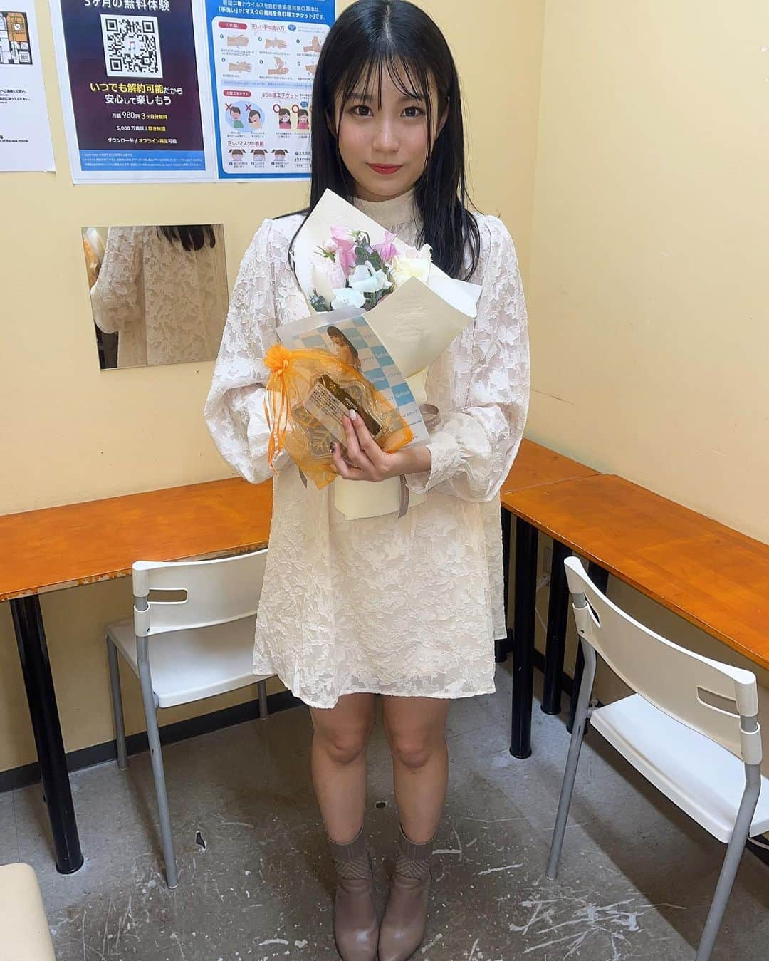 谷かえさんのインスタグラム写真 - (谷かえInstagram)「リリイベ 無事終了致しました  誕生日当日という事で直接おめでとうと プレゼントも頂いけて✨  帰宅して部屋が花の薫りで幸せˊᵕˋ♡ ちょうどママが花瓶買ってきたので 長持ちさせます💪  最高のbirthdayになりました！！  会えるって幸せな事だね♪  また早く握手とかも気兼ねなく出来るようになったらいいな〜  今日は本当にありがとうございました❣️  24歳年女🐯谷かえをこれからも よろしお願いします」3月19日 18時33分 - tani_kae