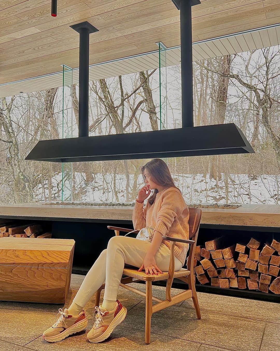 佐山彩香さんのインスタグラム写真 - (佐山彩香Instagram)「@hoka_japan  私がリアルに毎日のように履いている ホカオネオネのスニーカー👟  もうホカのスニーカー履いたら 他のスニーカー履けません(ダジャレかw) ってくらい履き心地最高なんです☺️  特にBONDIシリーズがストックしたいくらい大好きなんだけど、それのスエードマルチを新しくゲットしました  私が言うまでもなく、既に ランナーからは圧倒的な支持を得ていますが✨✨ 私服にも合わせやすいんですよ🥰  #ホカ #HOKA #timetofly #hokaOK #BONDIL」3月19日 18時45分 - ayaka_sayama