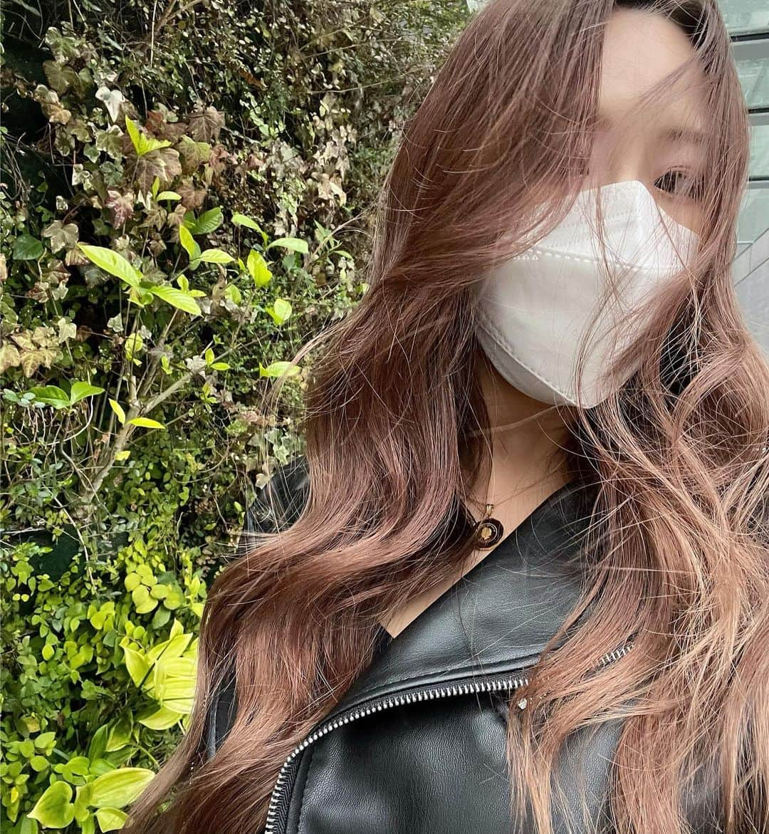 神宮 若奈さんのインスタグラム写真 - (神宮 若奈Instagram)「#newhaircolor 🤎🤎🤎  ハイトーンのピンクベージュにするか 暗めのピンクブラウンにするか ずっと悩んでたんだけど 毛がちぎれるのは嫌なので ピンクブラウンにしたよ💗  今まで育ててきたハイライトちゃんが とてもいい役目をしてくれて 重すぎないピンクブラウンになってる！  いつもお願いしていた@takeuchi2083 さんに ご紹介いただいた @shinka_tokyo_hitomi_ さんの インスタ見たらすごく好みのカラーがあって 理想通りのカラーに仕上がった✨  ゆきさんもひとみさんもありがとうございます🥺💗  ピンクブラウンは写真に写すの難しくて 照明によって変わっちゃうから 私に直接会って見てください😂😂😂  ピンクすぎないけど暗すぎない お上品な色気爆発ピンクブラウンだよ🤎  たまたま10周年記念で炭酸シャンプーで ヘッドスパもしてもらって 頭皮も生き返った😂💗  #hairstyle #hair #haircolour #pinkhair  #pinkbrown #shinka #roppongi  #六本木 #六本木美容室 #ヘアカラー  #ヘアカラートレンド #ピンクブラウン  #ピンクブラウンカラー #お上品  #いい女 #色気 #色気ヘア」3月19日 19時25分 - jinguwakana