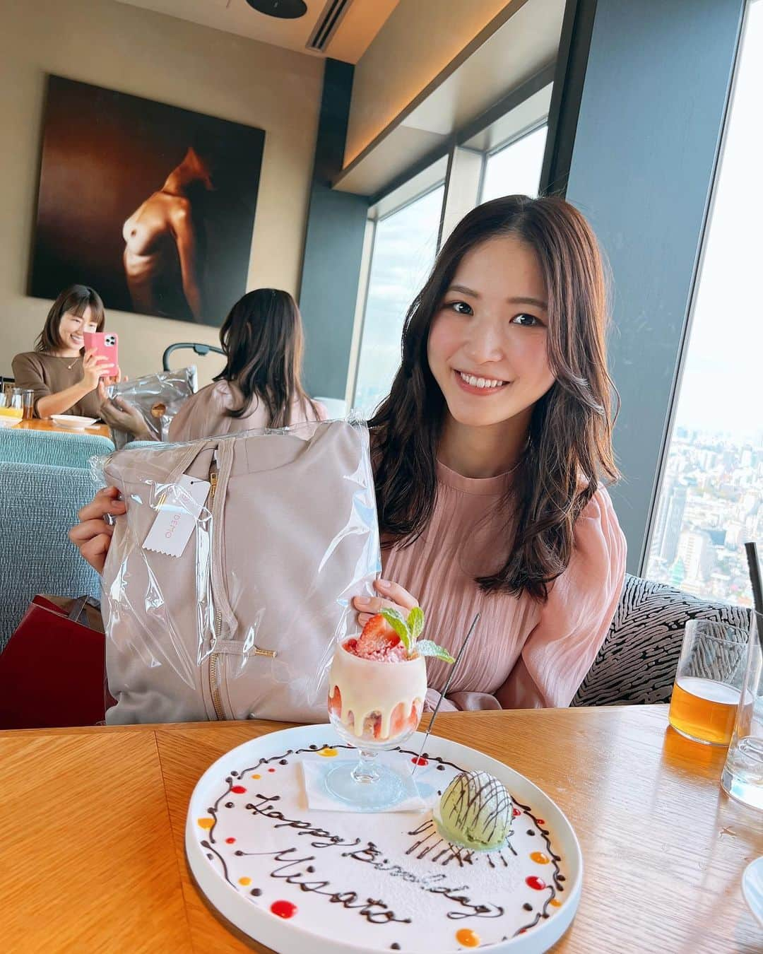 庄司ゆうこさんのインスタグラム写真 - (庄司ゆうこInstagram)「私と誕生日が1日違いの美里ちゃん❤️しかも同じネズミ年🐭ひと回り違うけど🤣笑 26歳おめでとーっ❣️そして美里ちゃんのお祝いする予定が私にもプレートが😭✨ 美里ちゃんはもう少ししたらPSYスクール卒業してインストラクターデビューするので乞うご期待❣️ そして続々とお友達やお世話になっている方にお誕生日＆出産お祝いして頂きました😭✨ 母からの誕生日プレゼントはオリスパ100分コース😭✨ 最高なプレゼント🎁😭✨ ベビー見てもらって思いっきりゆっくり出来癒されました☺️ #お誕生日お祝い#ハッピーバースデー#誕生日#出産祝い#恵比寿ランチ#恵比寿ガーデンプレイス#キンタンステーキ#生後1ヶ月#女の子ママ#男の子ママ#2人育児」3月19日 19時37分 - yuko.shoji