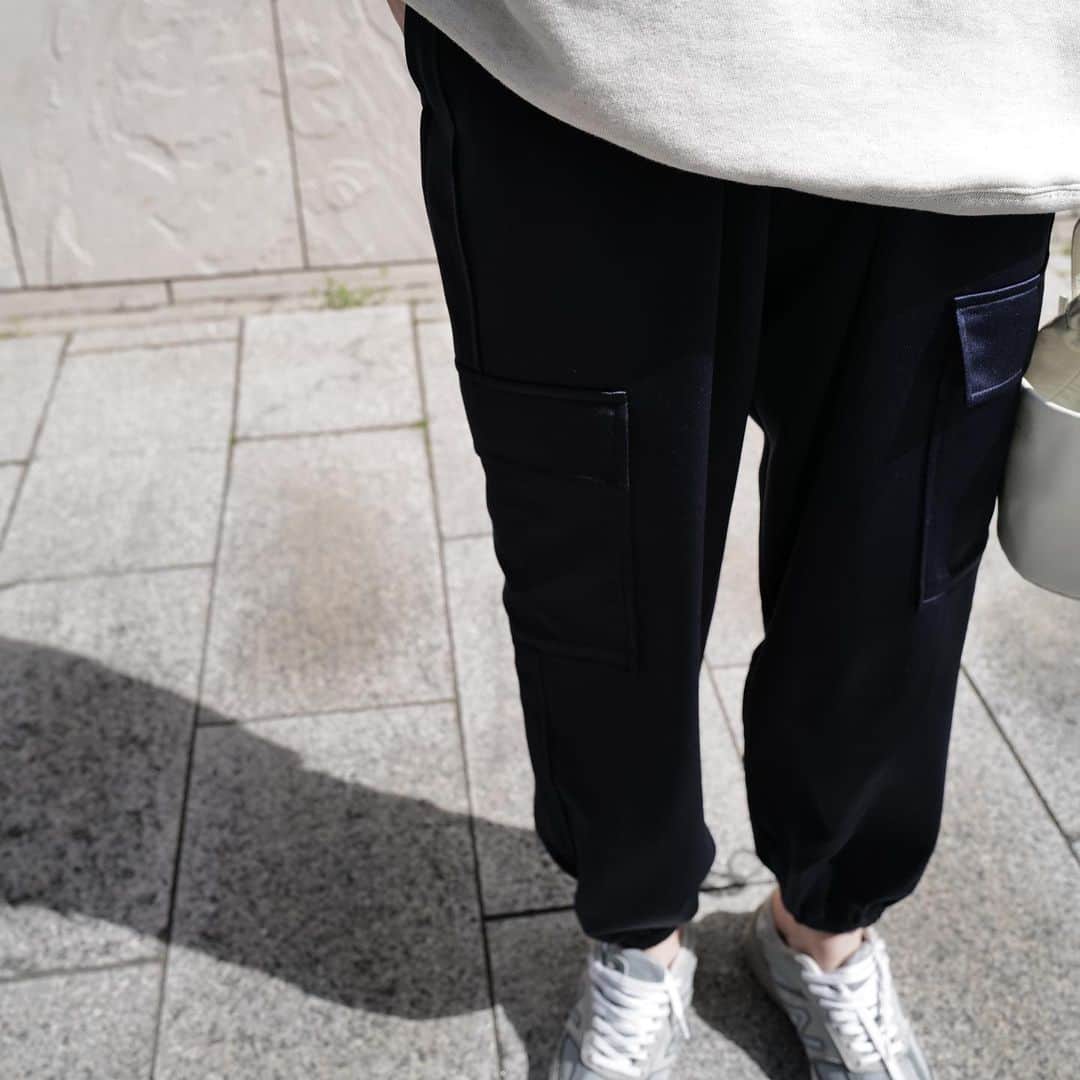 正中雅子さんのインスタグラム写真 - (正中雅子Instagram)「この夏めちゃするだろうなって格好💙  定番のカットソータンクにスウェット素材のベスト☺︎ パンツは今年新鮮なサテンカーゴPT！！ 先日ピンクを履いてた色違い！  このスタイリングのアイテム、全色ほしー😂  TOKYO POPUP 先行item🗼  #MACHATT #masaco服」3月19日 19時50分 - masacoshonaka
