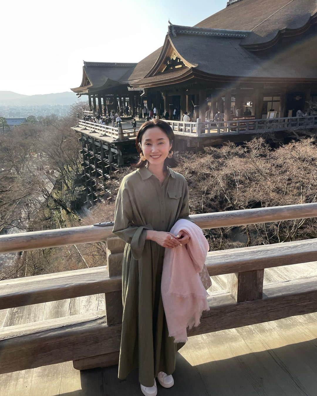 織香さんのインスタグラム写真 - (織香Instagram)「春の京都へ🌸  久しぶりの清水寺。 まるで真夏のような晴天で、 清水の舞台からの景色はとても気持ち良かった😊  銀閣寺〜清水寺〜八坂神社と修学旅行コースを歩いてみました。やっぱり王道はいい！  #春の京都#清水寺#お参り #清水寺の舞台#kiyomizuderatemple」3月19日 20時15分 - orikagram