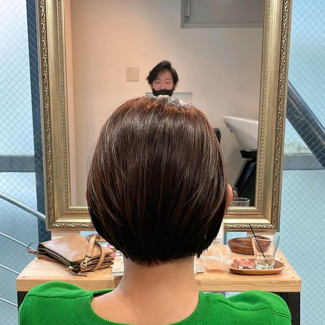 田中美里さんのインスタグラム写真 - (田中美里Instagram)「ぱっつんショート on the 伊藤さん。  #hairstyle  #頭の上に伊藤さん #お気に入り #新鮮 #伊藤さんいつもありがとう #ショートカット  @cyandelucca」3月19日 20時19分 - misatotanaka77