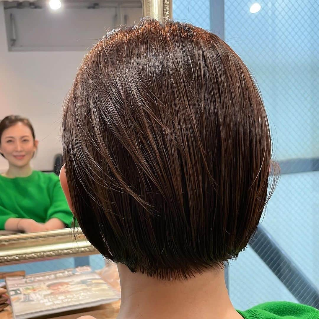 田中美里さんのインスタグラム写真 - (田中美里Instagram)「ぱっつんショート on the 伊藤さん。  #hairstyle  #頭の上に伊藤さん #お気に入り #新鮮 #伊藤さんいつもありがとう #ショートカット  @cyandelucca」3月19日 20時19分 - misatotanaka77