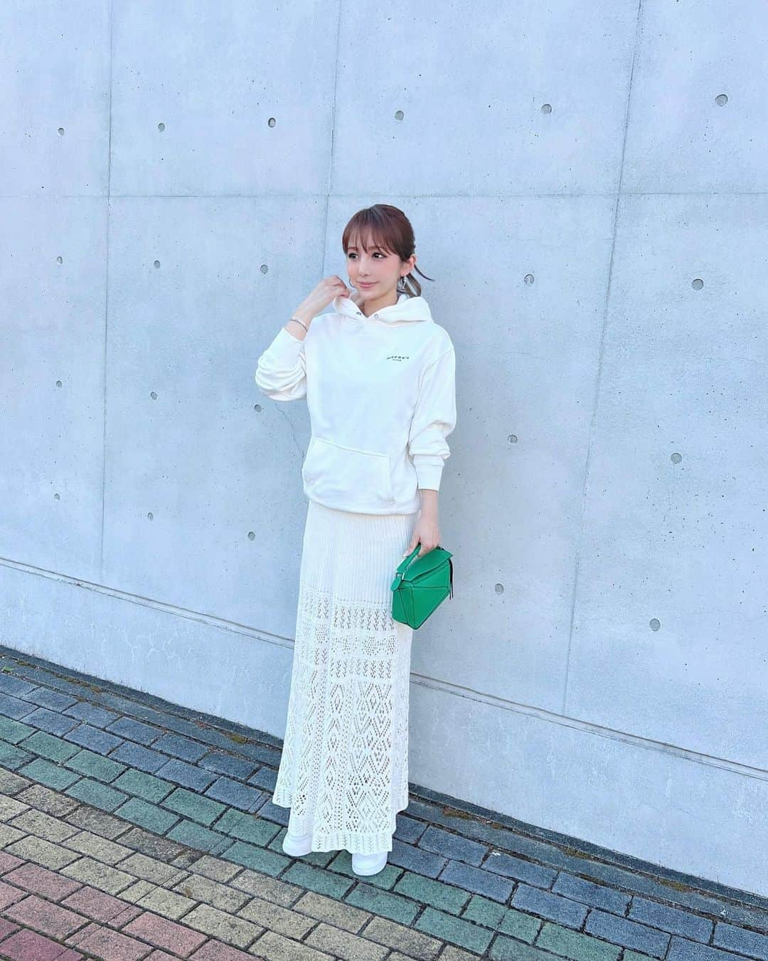 桃華絵里さんのインスタグラム写真 - (桃華絵里Instagram)「Today's me ☺︎ ☕︎ 💚🤍  打ち合わせと…😋🧁📚📝  私服全身は 4枚目☞ mocoa's mind グリーンロゴのパーカーに  スカートとスニーカーで 動きやすく お散歩をしながら…♪  C'était tellement délicieux. Merci beaucoup🇫🇷  #ootd #fashion #mocoas  #loewe #lifestyle #patisserieleteignier」3月19日 21時50分 - _momoka828_