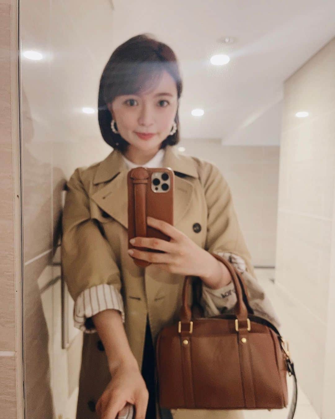 中谷萌さんのインスタグラム写真 - (中谷萌Instagram)「今日はトレンチコートだと寒かったなぁ…  私と写真撮る人、だいたいわたしの肩にあご乗せる🥰あの子とか、あの子とか、、、🥰🐈  #トレンチ姉妹 #年子の姉」3月19日 23時29分 - n_moepi_fbs