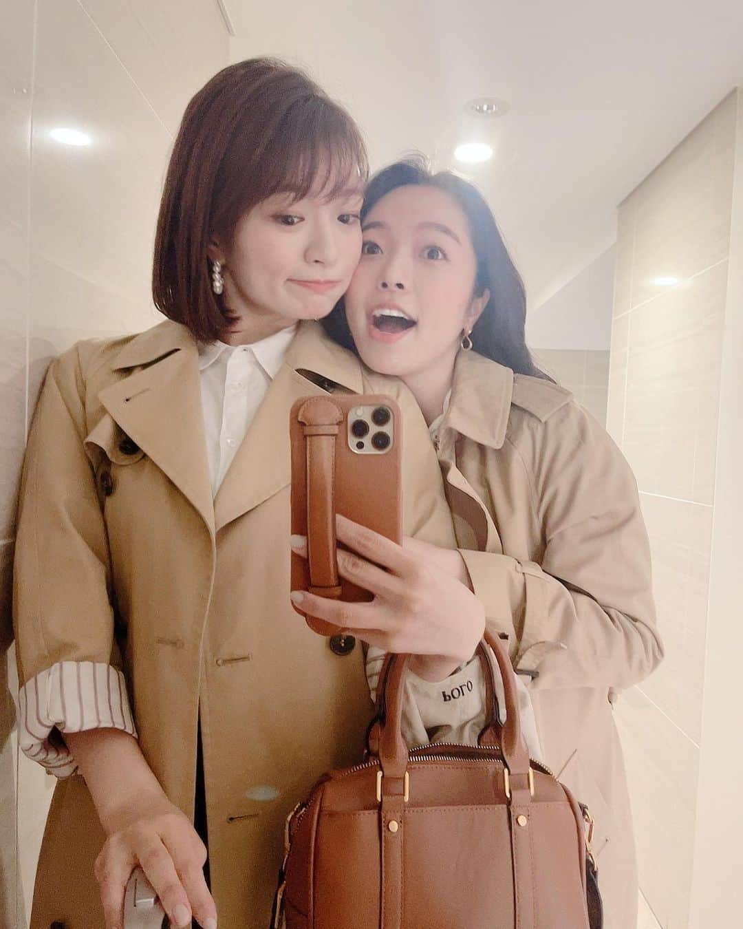 中谷萌さんのインスタグラム写真 - (中谷萌Instagram)「今日はトレンチコートだと寒かったなぁ…  私と写真撮る人、だいたいわたしの肩にあご乗せる🥰あの子とか、あの子とか、、、🥰🐈  #トレンチ姉妹 #年子の姉」3月19日 23時29分 - n_moepi_fbs