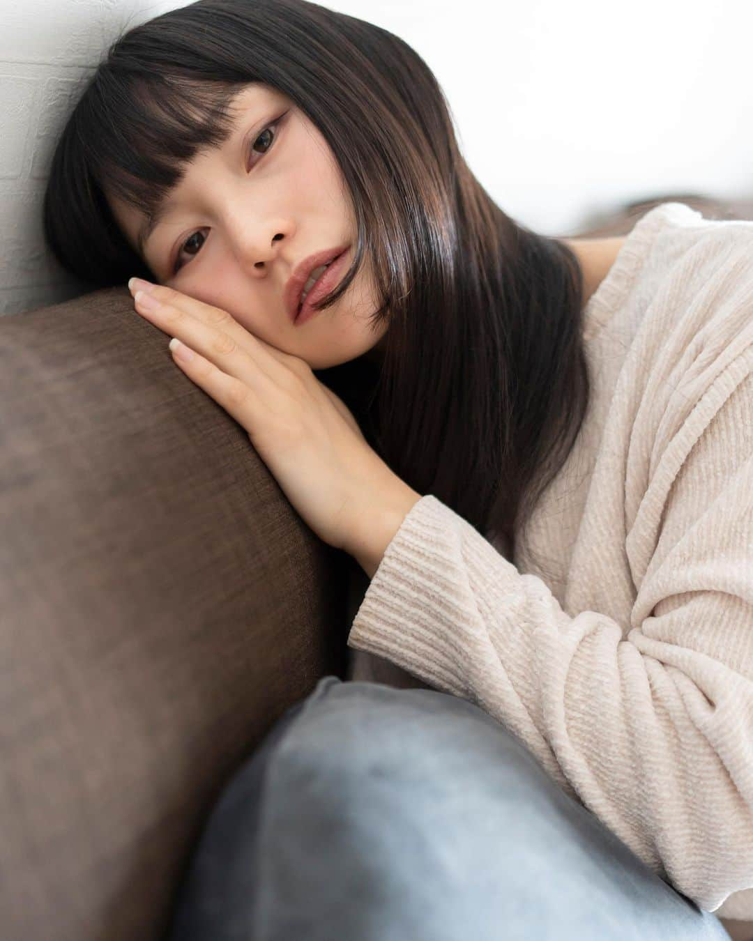 あいみさんのインスタグラム写真 - (あいみInstagram)「【Aimistブックス】  真白まお『僕の彼女』335pics   Aimistプロデュースまおちゃんデジタル写真集第２弾！  完全撮り下ろしKindle限定写真集です❣️  ▶︎ https://a.co/7gNi19U  清楚な見た目と透き通るような透明感 制服とグラビアをこよなく愛する女の子 被写体、グラビアモデルとしてフリーランスで活躍するまおちゃん  Aimistブックス『僕の彼女』シリーズ初登場です！  …。  『おはよう』『やっと起きたの』  彼女は僕が目を開けるのを、隣でじっと待っていたかのようだった  今日も外は寒そうだ  『お腹減ったねぇ』  そう言いながら冷蔵庫を開けた彼女は  『何もないねぇ』と、残念そうな顔をしている。  この辺りは本当に便利で少し歩けばスーパーがあり、駅も近い  今日は雨こそ降っていないが、空が不安定なのか太陽が雲で隠れたり出てきたりするもんで 彼女も寒そうにしているが、買い物が楽しいようだった  弁当を選ぶ彼女はいつまで経っても弁当が決まらない  「好きなのを買いなよ」  たまらず声をかけたが、なかなか決まらない 結局、彼女が好きだという有名な洋食屋とコラボした弁当に決めたようだ。  家に着くと彼女は弁当を温めている 僕は弁当を冷たいままで食べる方が好きだ  『洋食屋とは味が違う』  また残念そうな顔をする彼女に  「当たり前だろ笑」と、言ったこと少し後悔している。  その洋食屋、また今度一緒に行こうと言ってあげればよかった  彼女を見ていると意地悪をしてみたい気持ちになってくる  白い肌にあどけない顔、たまに見せる聡明な顔がたまらなく愛おしい。  …。  ※モデルは撮影時、成人済みです。  🌐　https://a.co/7gNi19U  【modelプロフィール】 真白まお Mao Mashiro  《誕生日》 4月15日  《SNS》 Twitter :  @photo_mao  Instagram : maomashiro ファンティア: https://fantia.jp/maomashiro OnlyFans: https://onlyfans.com/maomashiro  《ひとこと》 儚く美しいグラビアが大好きです  #Aimistブックス #デジタル写真集 #Amazon #Kindle #AimistBooks #LLCAimist #合同会社Aimist #モデル募集 #フォトグラファー募集 #カメラマン募集 #作品撮り  #グラビア #グラビアモデル   #真白まお #清楚系女子  #ナチュラル #清楚 #正統派 #お部屋デート #お泊まりデート #部屋着 #Tバック #お風呂 #シャワー #スーパー #買い物」3月20日 7時47分 - aimi_feti