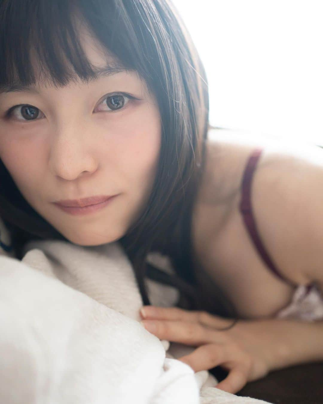 あいみさんのインスタグラム写真 - (あいみInstagram)「【Aimistブックス】  真白まお『僕の彼女』335pics   Aimistプロデュースまおちゃんデジタル写真集第２弾！  完全撮り下ろしKindle限定写真集です❣️  ▶︎ https://a.co/7gNi19U  清楚な見た目と透き通るような透明感 制服とグラビアをこよなく愛する女の子 被写体、グラビアモデルとしてフリーランスで活躍するまおちゃん  Aimistブックス『僕の彼女』シリーズ初登場です！  …。  『おはよう』『やっと起きたの』  彼女は僕が目を開けるのを、隣でじっと待っていたかのようだった  今日も外は寒そうだ  『お腹減ったねぇ』  そう言いながら冷蔵庫を開けた彼女は  『何もないねぇ』と、残念そうな顔をしている。  この辺りは本当に便利で少し歩けばスーパーがあり、駅も近い  今日は雨こそ降っていないが、空が不安定なのか太陽が雲で隠れたり出てきたりするもんで 彼女も寒そうにしているが、買い物が楽しいようだった  弁当を選ぶ彼女はいつまで経っても弁当が決まらない  「好きなのを買いなよ」  たまらず声をかけたが、なかなか決まらない 結局、彼女が好きだという有名な洋食屋とコラボした弁当に決めたようだ。  家に着くと彼女は弁当を温めている 僕は弁当を冷たいままで食べる方が好きだ  『洋食屋とは味が違う』  また残念そうな顔をする彼女に  「当たり前だろ笑」と、言ったこと少し後悔している。  その洋食屋、また今度一緒に行こうと言ってあげればよかった  彼女を見ていると意地悪をしてみたい気持ちになってくる  白い肌にあどけない顔、たまに見せる聡明な顔がたまらなく愛おしい。  …。  ※モデルは撮影時、成人済みです。  🌐　https://a.co/7gNi19U  【modelプロフィール】 真白まお Mao Mashiro  《誕生日》 4月15日  《SNS》 Twitter :  @photo_mao  Instagram : maomashiro ファンティア: https://fantia.jp/maomashiro OnlyFans: https://onlyfans.com/maomashiro  《ひとこと》 儚く美しいグラビアが大好きです  #Aimistブックス #デジタル写真集 #Amazon #Kindle #AimistBooks #LLCAimist #合同会社Aimist #モデル募集 #フォトグラファー募集 #カメラマン募集 #作品撮り  #グラビア #グラビアモデル   #真白まお #清楚系女子  #ナチュラル #清楚 #正統派 #お部屋デート #お泊まりデート #部屋着 #Tバック #お風呂 #シャワー #スーパー #買い物」3月20日 7時47分 - aimi_feti