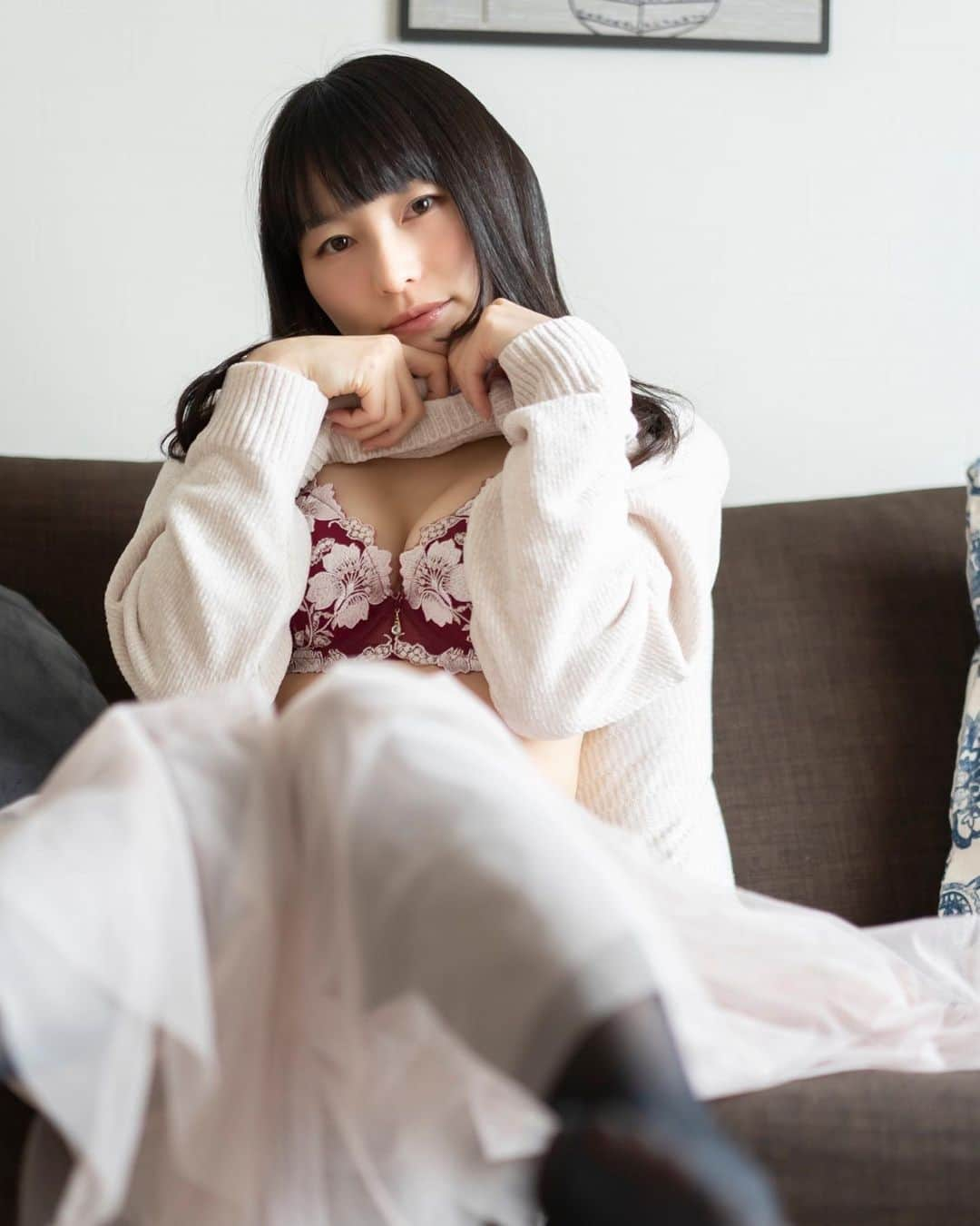 あいみさんのインスタグラム写真 - (あいみInstagram)「【Aimistブックス】  真白まお『僕の彼女』335pics   Aimistプロデュースまおちゃんデジタル写真集第２弾！  完全撮り下ろしKindle限定写真集です❣️  ▶︎ https://a.co/7gNi19U  清楚な見た目と透き通るような透明感 制服とグラビアをこよなく愛する女の子 被写体、グラビアモデルとしてフリーランスで活躍するまおちゃん  Aimistブックス『僕の彼女』シリーズ初登場です！  …。  『おはよう』『やっと起きたの』  彼女は僕が目を開けるのを、隣でじっと待っていたかのようだった  今日も外は寒そうだ  『お腹減ったねぇ』  そう言いながら冷蔵庫を開けた彼女は  『何もないねぇ』と、残念そうな顔をしている。  この辺りは本当に便利で少し歩けばスーパーがあり、駅も近い  今日は雨こそ降っていないが、空が不安定なのか太陽が雲で隠れたり出てきたりするもんで 彼女も寒そうにしているが、買い物が楽しいようだった  弁当を選ぶ彼女はいつまで経っても弁当が決まらない  「好きなのを買いなよ」  たまらず声をかけたが、なかなか決まらない 結局、彼女が好きだという有名な洋食屋とコラボした弁当に決めたようだ。  家に着くと彼女は弁当を温めている 僕は弁当を冷たいままで食べる方が好きだ  『洋食屋とは味が違う』  また残念そうな顔をする彼女に  「当たり前だろ笑」と、言ったこと少し後悔している。  その洋食屋、また今度一緒に行こうと言ってあげればよかった  彼女を見ていると意地悪をしてみたい気持ちになってくる  白い肌にあどけない顔、たまに見せる聡明な顔がたまらなく愛おしい。  …。  ※モデルは撮影時、成人済みです。  🌐　https://a.co/7gNi19U  【modelプロフィール】 真白まお Mao Mashiro  《誕生日》 4月15日  《SNS》 Twitter :  @photo_mao  Instagram : maomashiro ファンティア: https://fantia.jp/maomashiro OnlyFans: https://onlyfans.com/maomashiro  《ひとこと》 儚く美しいグラビアが大好きです  #Aimistブックス #デジタル写真集 #Amazon #Kindle #AimistBooks #LLCAimist #合同会社Aimist #モデル募集 #フォトグラファー募集 #カメラマン募集 #作品撮り  #グラビア #グラビアモデル   #真白まお #清楚系女子  #ナチュラル #清楚 #正統派 #お部屋デート #お泊まりデート #部屋着 #Tバック #お風呂 #シャワー #スーパー #買い物」3月20日 7時47分 - aimi_feti