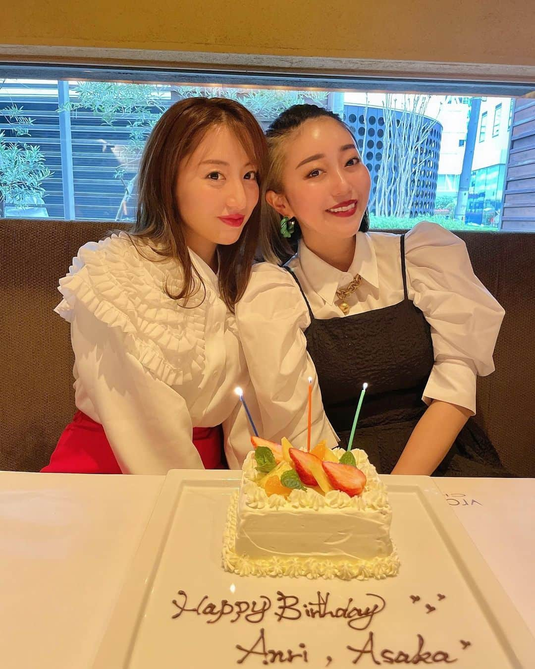 梅谷安里さんのインスタグラム写真 - (梅谷安里Instagram)「一足お先に大好きなみんなが お誕生日会してくれた💐🎂 毎年嬉しいなぁ〜💐 @s_a_y_a_p_i  @tucha_k ありがとう💗 そして @asakacha おめでとう🎉 遠隔で　@chemiiiii  @kitsumai @shizucap もありがとう💗 プレゼント大切にします🎁 また載せよ☺️ だいすき💗💗💗 #314#325 #happybirthday #birthday #birthdaygirl  #お誕生日」3月20日 10時58分 - anriworld