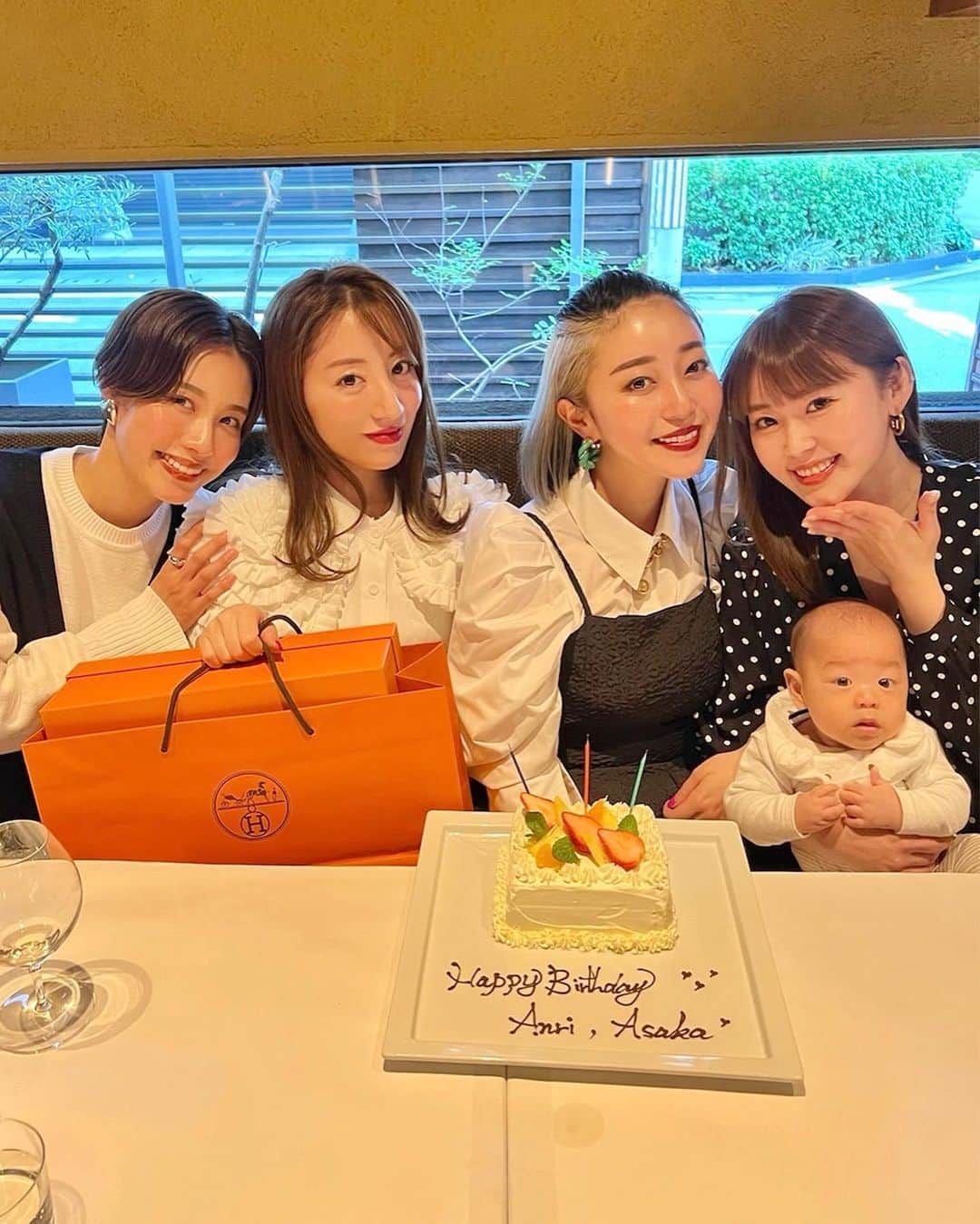 梅谷安里さんのインスタグラム写真 - (梅谷安里Instagram)「一足お先に大好きなみんなが お誕生日会してくれた💐🎂 毎年嬉しいなぁ〜💐 @s_a_y_a_p_i  @tucha_k ありがとう💗 そして @asakacha おめでとう🎉 遠隔で　@chemiiiii  @kitsumai @shizucap もありがとう💗 プレゼント大切にします🎁 また載せよ☺️ だいすき💗💗💗 #314#325 #happybirthday #birthday #birthdaygirl  #お誕生日」3月20日 10時58分 - anriworld