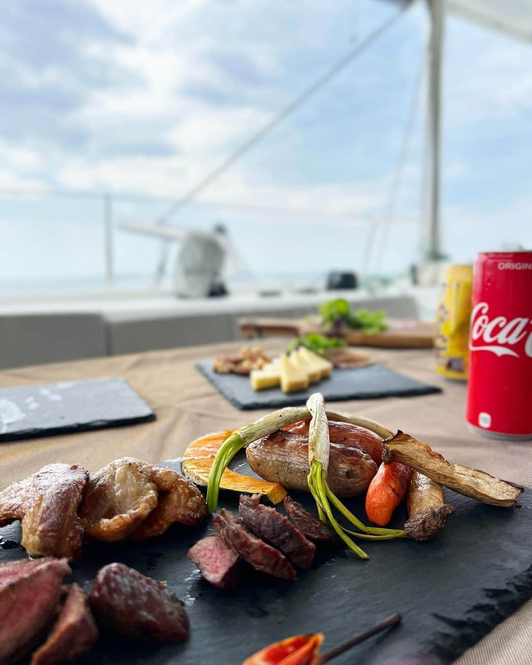 みもれもんさんのインスタグラム写真 - (みもれもんInstagram)「I came into the sea for the first time this year!  BBQ on the ship was delicious 💖🍖  船に乗って今年はじめての 海に入ってきたょぉ〜🛳🌴！！ 沖縄はもぅ海に入れました∩^ω^∩！！🌊😳 BBQ美味しかったし💕スキューバもしたから また写真載せるね＼(^^)／📷  #みもれもん #黒髪 #ショートヘア #ショヘジョ #日本女孩 #インスタグラビア #Mimolemon #Japanesegirl #japan #asiangirl  #okinawa #opensea #NFT #沖縄」3月20日 11時00分 - mimore_mon0929