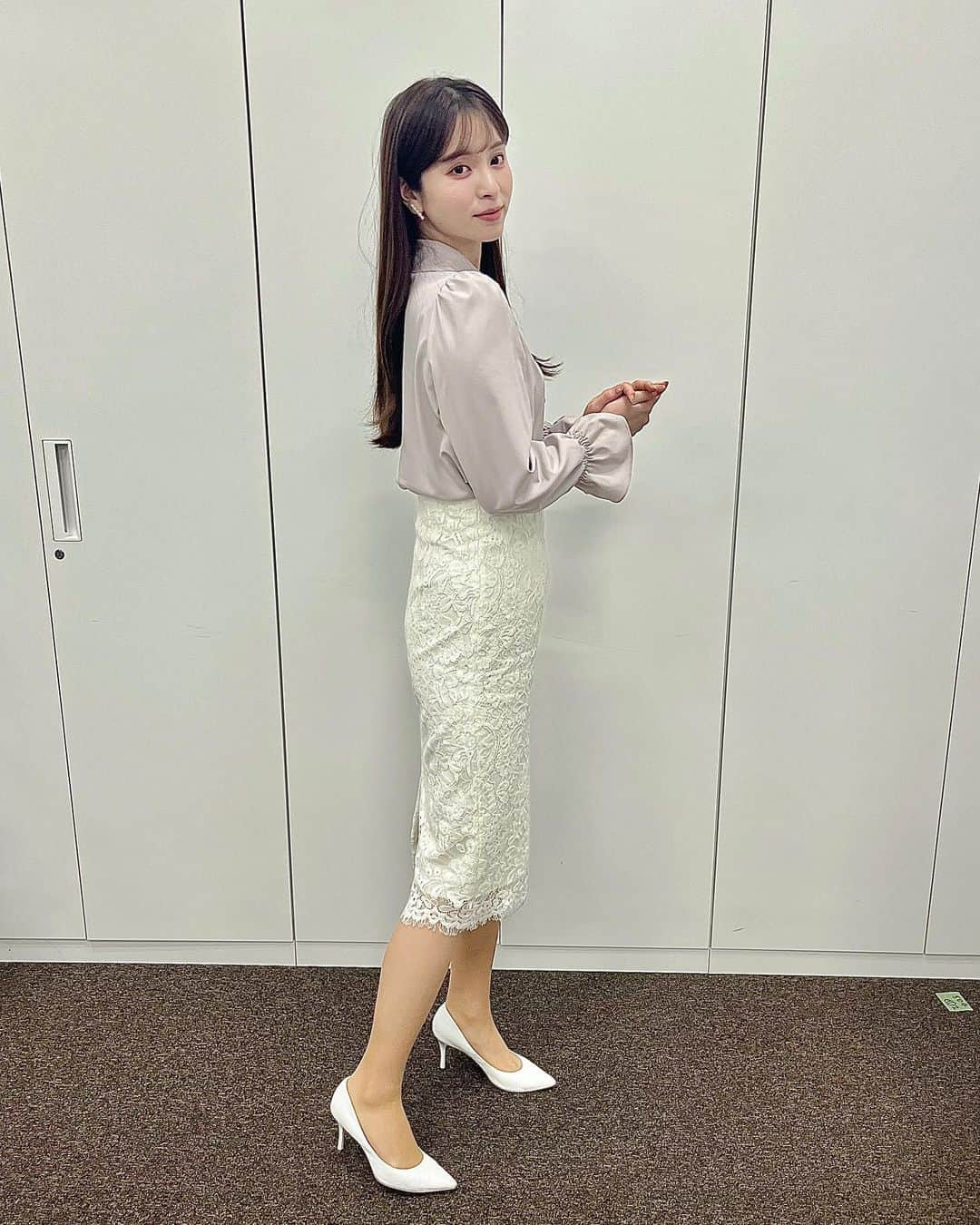 角谷暁子さんのインスタグラム写真 - (角谷暁子Instagram)「今週もお疲れ様でした👗  昨夜のチャップリンお知らせしそびれてしまいましたがTVerやネットもテレ東で見逃し配信がみられます！！ R1チャンピオンのお見送り芸人しんいちさんのネタみられますよ〜 #wbs #日経プラス9サタデー #にちようチャップリン」3月20日 14時45分 - kadoya_akiko