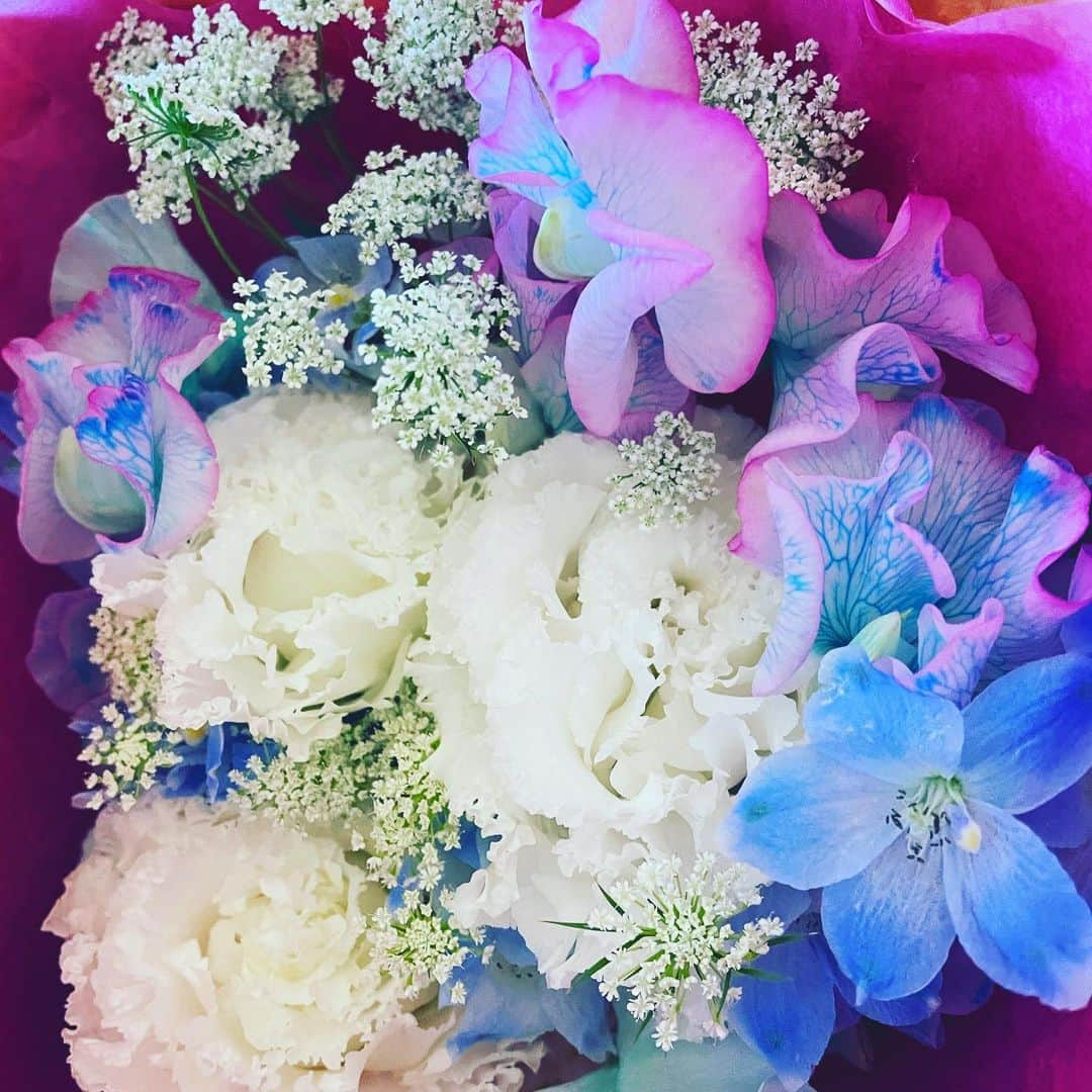 優宇さんのインスタグラム写真 - (優宇Instagram)「_ このあいだ試合後に頂いた花束💐 まだおうちで綺麗に咲いておるっ😉 わたしの #獣友 のコスチュームに合わせて お花を選んでくれたんだって🌈🌼 センスSpecialすぎ、好みドストライクな色合いすぎ🪄✨ありがとぉぉ🤝知識ないけどお花だいすき😆  眉育中だから眉の主張が激しめ〜！ * #wrestling #puroresu #joshipuroresu #fluffy #foodie #mogumogu #plussize #fluffy #bear #training #muscle #プロレスラー #女子プロ #ふわふわ #はらぺこ  #もぐもぐ期 #もぐもぐ #食べるの大好き #training #muscle #筋トレ女子 #protein #花束 #Flower」3月20日 15時01分 - yuustagram719