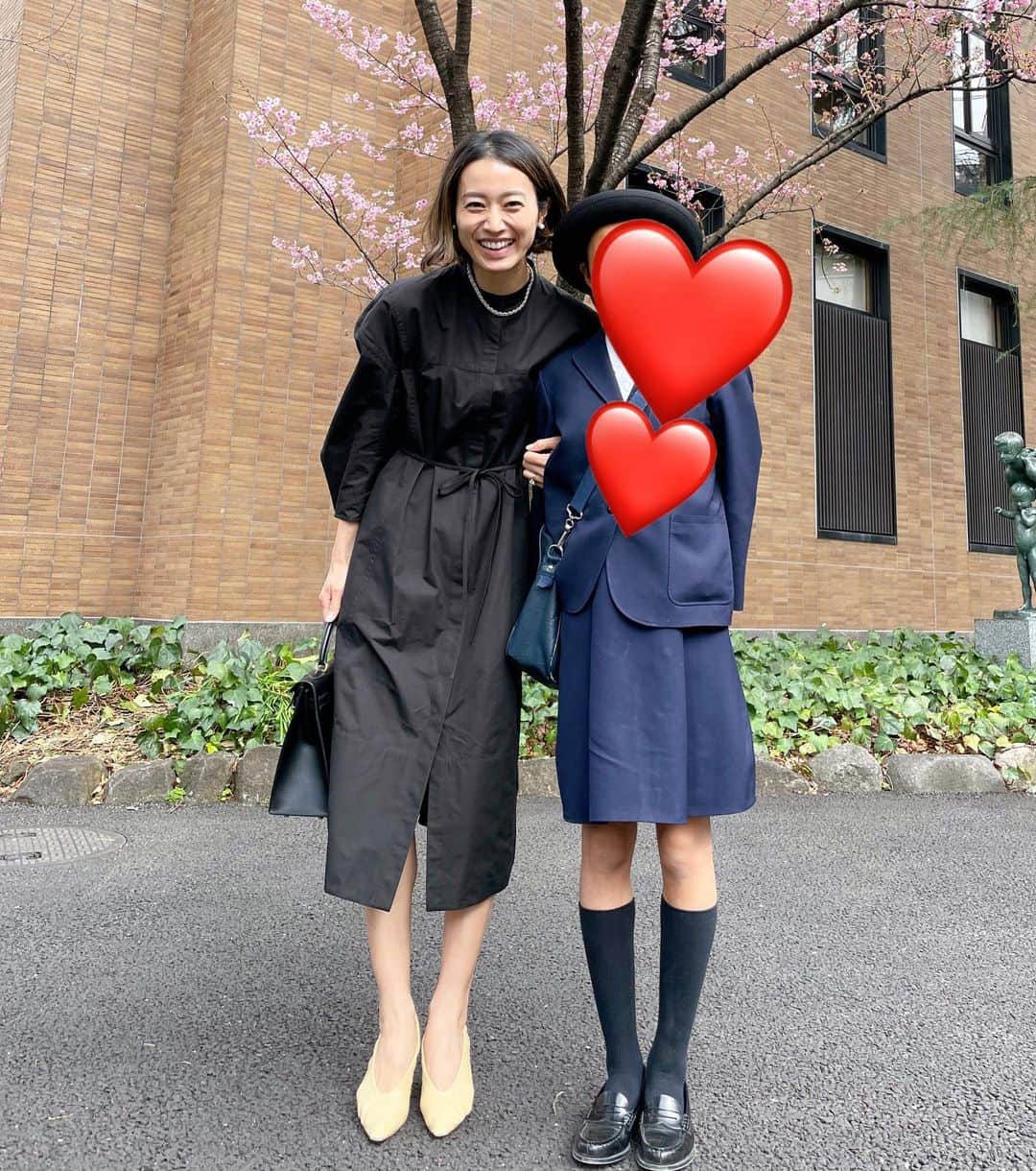 牧野紗弥さんのインスタグラム写真 - (牧野紗弥Instagram)「本日、娘の卒業式でした❗️ 制服を着るのも革靴を履くのも新鮮だった6年前。今日は全部がしっくり彼女に馴染んでた。過ごした年月をしっかり身にまとっていた娘。凛とした佇まいがカッコよかったよ😊 先生方とお友達に心から感謝だね♡ おめでとう㊗️✨ 私は @jilsander のワンピース、 @newbottega のパンプスにしました😊」3月20日 15時25分 - makinosaya