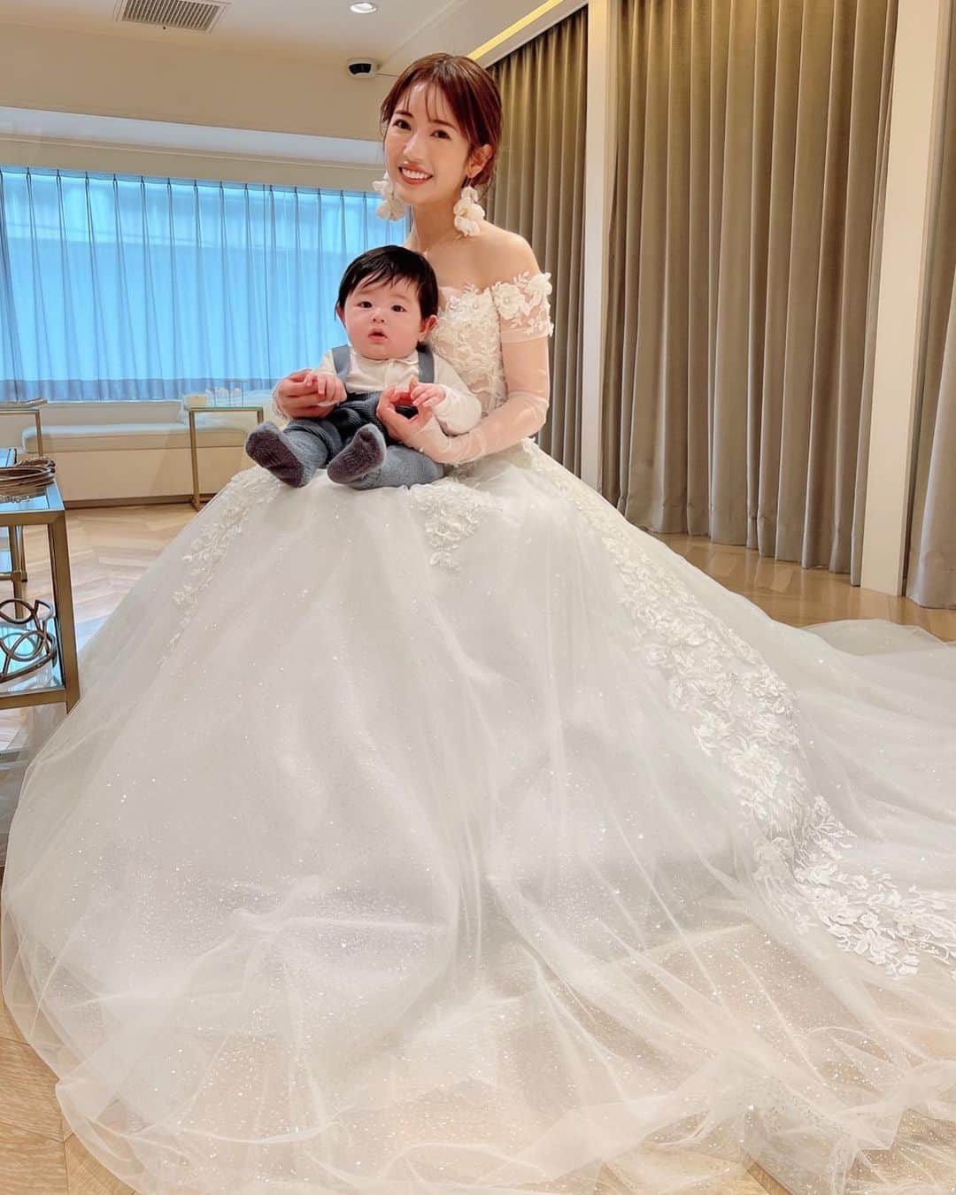 舟山久美子（くみっきー）さんのインスタグラム写真 - (舟山久美子（くみっきー）Instagram)「先日息子に、ウエディングドレスの採寸に付き合って貰いました👶✨  産後ダイエット奮闘中で、 今こんな感じに気をつけてます🙄  ・野菜→汁物→おかず→ご飯 食べ順に気をつける ・お散歩多めでたくさん歩く ・肩甲骨を寄せて姿勢を正す (巻き肩にもなるので胸も開く) ・食事は寝る4時間前までに食べ終える ・ジムに週2で通う  と言う感じでやってます✨  ジムでは、妊娠・育児で癖付いている姿勢を正す事と、有酸素で脂肪燃焼！  もう少ししたらエステにも通い ドレスで見える部分は、ガッツリ整えていきたいなと思います🥴  いつも通っているジムは、 @bosty_official  ウエスト、ヒップが分かりやすく変わる！  エステは @lamariage_omotesando  で、肌にハリと透明感を！  @sorridente_minamiaoyama  では、筋膜リリースで老廃物を流してもらいます！  レーザーなどのお肌治療は.まりもが居る@selectclinic で✨  撮影前の顔のむくみと歪み取りには @spa_luxe06   どれも5年以上は通い続けていて 安心と信頼をおけるお店✨ ソリデンテなんで、もう14年通ってます😳❤️  ドレスは @magnoliawhite_official で @galialahav のものをオーダーしました✨  4枚目5枚目の写真は2年以上前にドレス試着した時の☺️(懐かしい)  この時は、子供と一緒に挙式を挙げるとは1ミリも考えて居ませんでしたが、今は当日の写真や動画を大きくなったまめさんに見せるのも、楽しみの一つ👶✨  ドキドキ。わくわく。  #プレ花嫁 #コロナ禍結婚式 #子供との時間 #2年越しの想い #宝物が増えました」3月20日 15時29分 - kumikofunayama