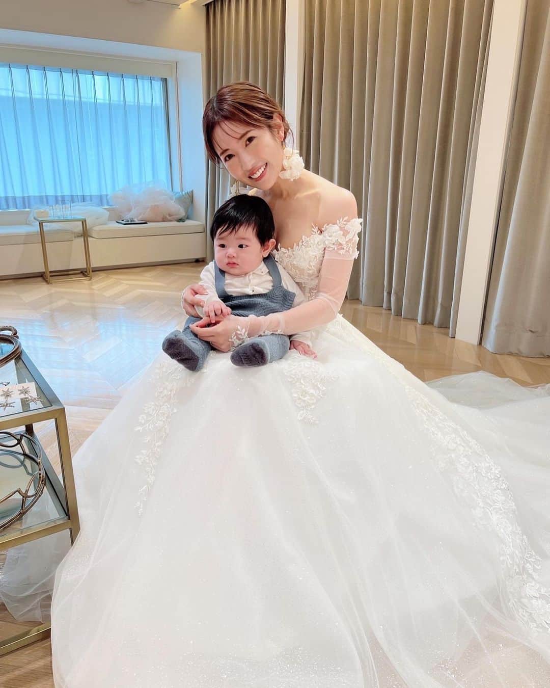 舟山久美子（くみっきー）さんのインスタグラム写真 - (舟山久美子（くみっきー）Instagram)「先日息子に、ウエディングドレスの採寸に付き合って貰いました👶✨  産後ダイエット奮闘中で、 今こんな感じに気をつけてます🙄  ・野菜→汁物→おかず→ご飯 食べ順に気をつける ・お散歩多めでたくさん歩く ・肩甲骨を寄せて姿勢を正す (巻き肩にもなるので胸も開く) ・食事は寝る4時間前までに食べ終える ・ジムに週2で通う  と言う感じでやってます✨  ジムでは、妊娠・育児で癖付いている姿勢を正す事と、有酸素で脂肪燃焼！  もう少ししたらエステにも通い ドレスで見える部分は、ガッツリ整えていきたいなと思います🥴  いつも通っているジムは、 @bosty_official  ウエスト、ヒップが分かりやすく変わる！  エステは @lamariage_omotesando  で、肌にハリと透明感を！  @sorridente_minamiaoyama  では、筋膜リリースで老廃物を流してもらいます！  レーザーなどのお肌治療は.まりもが居る@selectclinic で✨  撮影前の顔のむくみと歪み取りには @spa_luxe06   どれも5年以上は通い続けていて 安心と信頼をおけるお店✨ ソリデンテなんで、もう14年通ってます😳❤️  ドレスは @magnoliawhite_official で @galialahav のものをオーダーしました✨  4枚目5枚目の写真は2年以上前にドレス試着した時の☺️(懐かしい)  この時は、子供と一緒に挙式を挙げるとは1ミリも考えて居ませんでしたが、今は当日の写真や動画を大きくなったまめさんに見せるのも、楽しみの一つ👶✨  ドキドキ。わくわく。  #プレ花嫁 #コロナ禍結婚式 #子供との時間 #2年越しの想い #宝物が増えました」3月20日 15時29分 - kumikofunayama