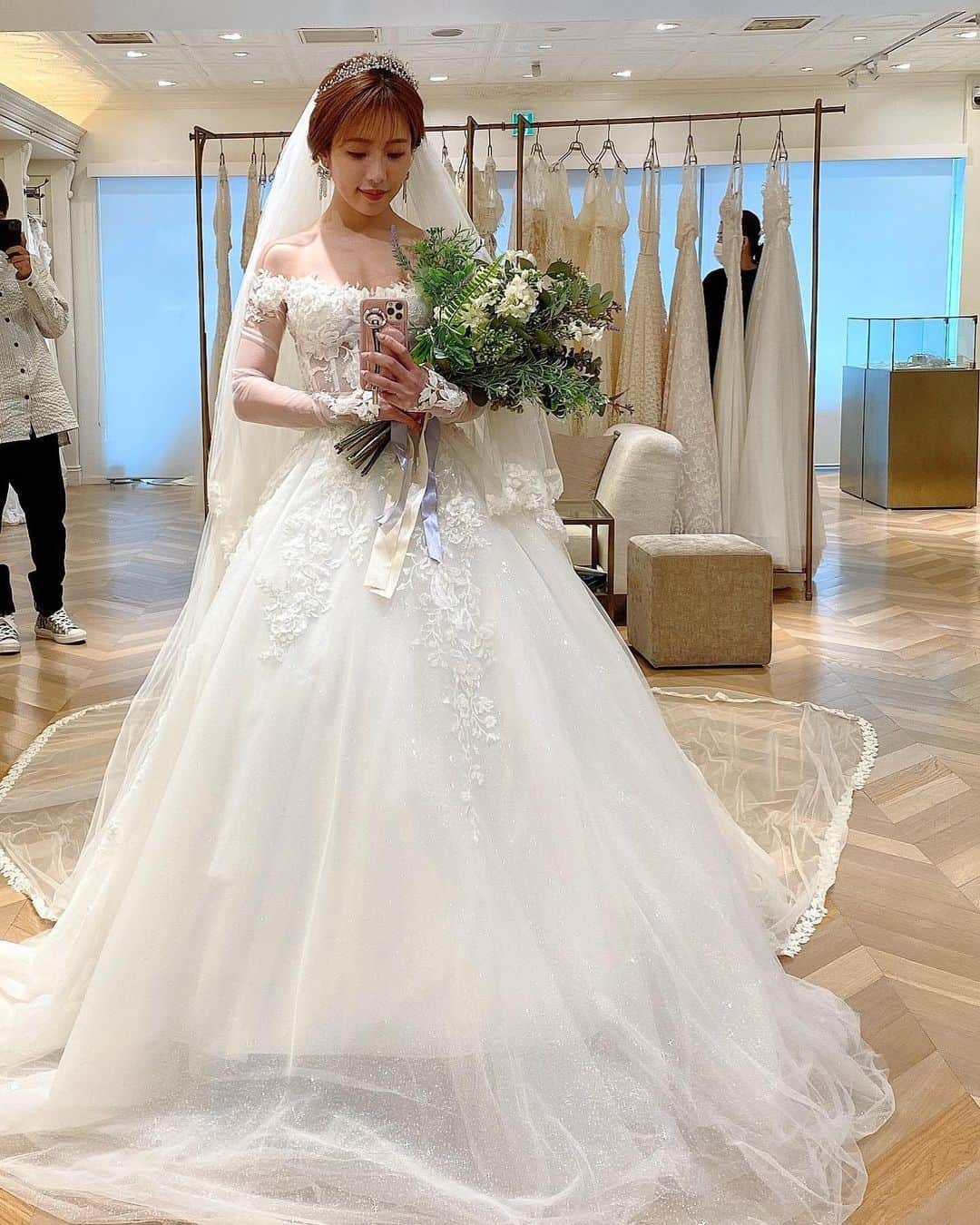 舟山久美子（くみっきー）さんのインスタグラム写真 - (舟山久美子（くみっきー）Instagram)「先日息子に、ウエディングドレスの採寸に付き合って貰いました👶✨  産後ダイエット奮闘中で、 今こんな感じに気をつけてます🙄  ・野菜→汁物→おかず→ご飯 食べ順に気をつける ・お散歩多めでたくさん歩く ・肩甲骨を寄せて姿勢を正す (巻き肩にもなるので胸も開く) ・食事は寝る4時間前までに食べ終える ・ジムに週2で通う  と言う感じでやってます✨  ジムでは、妊娠・育児で癖付いている姿勢を正す事と、有酸素で脂肪燃焼！  もう少ししたらエステにも通い ドレスで見える部分は、ガッツリ整えていきたいなと思います🥴  いつも通っているジムは、 @bosty_official  ウエスト、ヒップが分かりやすく変わる！  エステは @lamariage_omotesando  で、肌にハリと透明感を！  @sorridente_minamiaoyama  では、筋膜リリースで老廃物を流してもらいます！  レーザーなどのお肌治療は.まりもが居る@selectclinic で✨  撮影前の顔のむくみと歪み取りには @spa_luxe06   どれも5年以上は通い続けていて 安心と信頼をおけるお店✨ ソリデンテなんで、もう14年通ってます😳❤️  ドレスは @magnoliawhite_official で @galialahav のものをオーダーしました✨  4枚目5枚目の写真は2年以上前にドレス試着した時の☺️(懐かしい)  この時は、子供と一緒に挙式を挙げるとは1ミリも考えて居ませんでしたが、今は当日の写真や動画を大きくなったまめさんに見せるのも、楽しみの一つ👶✨  ドキドキ。わくわく。  #プレ花嫁 #コロナ禍結婚式 #子供との時間 #2年越しの想い #宝物が増えました」3月20日 15時29分 - kumikofunayama