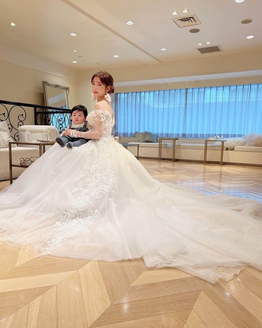 舟山久美子（くみっきー）さんのインスタグラム写真 - (舟山久美子（くみっきー）Instagram)「先日息子に、ウエディングドレスの採寸に付き合って貰いました👶✨  産後ダイエット奮闘中で、 今こんな感じに気をつけてます🙄  ・野菜→汁物→おかず→ご飯 食べ順に気をつける ・お散歩多めでたくさん歩く ・肩甲骨を寄せて姿勢を正す (巻き肩にもなるので胸も開く) ・食事は寝る4時間前までに食べ終える ・ジムに週2で通う  と言う感じでやってます✨  ジムでは、妊娠・育児で癖付いている姿勢を正す事と、有酸素で脂肪燃焼！  もう少ししたらエステにも通い ドレスで見える部分は、ガッツリ整えていきたいなと思います🥴  いつも通っているジムは、 @bosty_official  ウエスト、ヒップが分かりやすく変わる！  エステは @lamariage_omotesando  で、肌にハリと透明感を！  @sorridente_minamiaoyama  では、筋膜リリースで老廃物を流してもらいます！  レーザーなどのお肌治療は.まりもが居る@selectclinic で✨  撮影前の顔のむくみと歪み取りには @spa_luxe06   どれも5年以上は通い続けていて 安心と信頼をおけるお店✨ ソリデンテなんで、もう14年通ってます😳❤️  ドレスは @magnoliawhite_official で @galialahav のものをオーダーしました✨  4枚目5枚目の写真は2年以上前にドレス試着した時の☺️(懐かしい)  この時は、子供と一緒に挙式を挙げるとは1ミリも考えて居ませんでしたが、今は当日の写真や動画を大きくなったまめさんに見せるのも、楽しみの一つ👶✨  ドキドキ。わくわく。  #プレ花嫁 #コロナ禍結婚式 #子供との時間 #2年越しの想い #宝物が増えました」3月20日 15時29分 - kumikofunayama