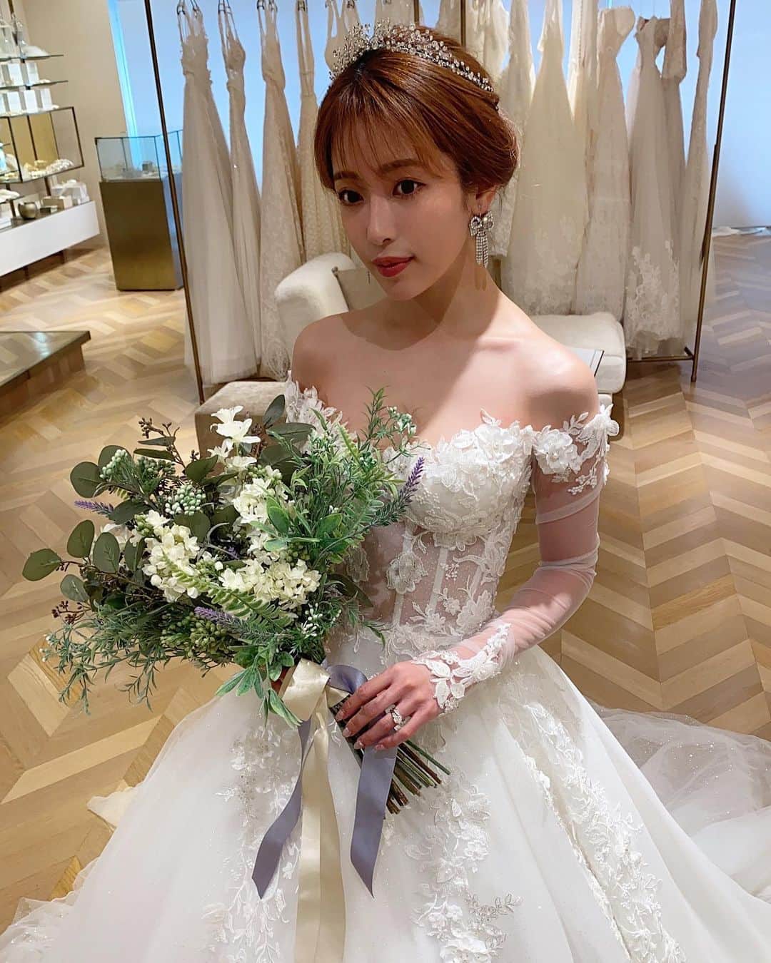 舟山久美子（くみっきー）さんのインスタグラム写真 - (舟山久美子（くみっきー）Instagram)「先日息子に、ウエディングドレスの採寸に付き合って貰いました👶✨  産後ダイエット奮闘中で、 今こんな感じに気をつけてます🙄  ・野菜→汁物→おかず→ご飯 食べ順に気をつける ・お散歩多めでたくさん歩く ・肩甲骨を寄せて姿勢を正す (巻き肩にもなるので胸も開く) ・食事は寝る4時間前までに食べ終える ・ジムに週2で通う  と言う感じでやってます✨  ジムでは、妊娠・育児で癖付いている姿勢を正す事と、有酸素で脂肪燃焼！  もう少ししたらエステにも通い ドレスで見える部分は、ガッツリ整えていきたいなと思います🥴  いつも通っているジムは、 @bosty_official  ウエスト、ヒップが分かりやすく変わる！  エステは @lamariage_omotesando  で、肌にハリと透明感を！  @sorridente_minamiaoyama  では、筋膜リリースで老廃物を流してもらいます！  レーザーなどのお肌治療は.まりもが居る@selectclinic で✨  撮影前の顔のむくみと歪み取りには @spa_luxe06   どれも5年以上は通い続けていて 安心と信頼をおけるお店✨ ソリデンテなんで、もう14年通ってます😳❤️  ドレスは @magnoliawhite_official で @galialahav のものをオーダーしました✨  4枚目5枚目の写真は2年以上前にドレス試着した時の☺️(懐かしい)  この時は、子供と一緒に挙式を挙げるとは1ミリも考えて居ませんでしたが、今は当日の写真や動画を大きくなったまめさんに見せるのも、楽しみの一つ👶✨  ドキドキ。わくわく。  #プレ花嫁 #コロナ禍結婚式 #子供との時間 #2年越しの想い #宝物が増えました」3月20日 15時29分 - kumikofunayama
