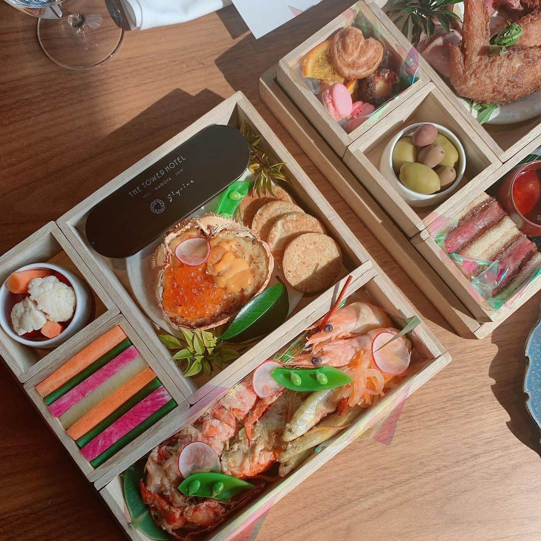 安田美沙子さんのインスタグラム写真 - (安田美沙子Instagram)「先日、名古屋でおじゃました @thetowerhotel_nagoya ✨  ほんとにテレビ塔の中、そのままがホテルになっていて。。。  部屋も色んなアーティストさんによってデザインされているから、テイストが違ったり。。  お食事も豪華なお重が✨ 今ならお部屋で食べれるそうです。  名古屋の地のものから、アフターヌーンティーまで🤍  オーナーさんが、名古屋の中心でもあるテレビ塔が無くなってはいけない！ との事で、ホテルに作り替えて、この場所から 色んなものを発信されるそうです😭✨  私も名古屋は隔週で7年も通った場所。  ステキなホテルに出逢えて、 感謝、感謝です。。。  #hotel #nagoya #thetowerhotelnagoya  #thanks」3月20日 18時00分 - yasuda_misako