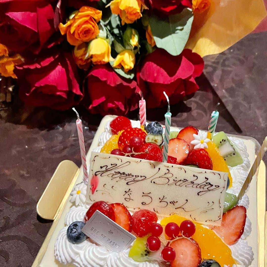 大川成美さんのインスタグラム写真 - (大川成美Instagram)「本日３２歳になりました。 birthday❤︎❤︎❤︎❤︎ ． 沢山のメッセージありがとうございます💛 ． 32歳もよろしくお願いします✌️ ． ． #birthday #32yearsold  #32歳」3月20日 18時18分 - naru_coco