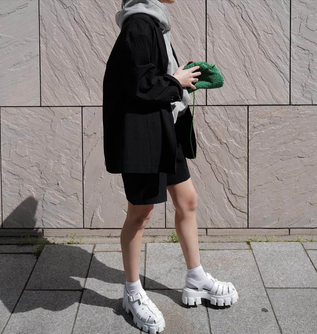 正中雅子さんのインスタグラム写真 - (正中雅子Instagram)「リップル素材で作った軽くて春夏にぴったりなジャケットとショートパンツ！  オーバーサイズのジャケットとショートパンツが 今年はしたくて 同素材で大人がかっこよく着こなせるセットアップに！  もちろん、別々に使えます🌼  この日は、インナーにはフーディを☺︎  軽めのジャケットが気負いなく羽織れて こなれ感出してくれておすすめです！  TOKYO popup 先行item🗼  #MACHATT #masaco服」3月20日 18時45分 - masacoshonaka