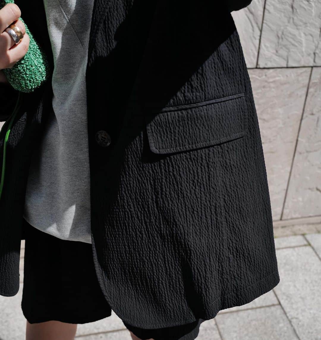 正中雅子さんのインスタグラム写真 - (正中雅子Instagram)「リップル素材で作った軽くて春夏にぴったりなジャケットとショートパンツ！  オーバーサイズのジャケットとショートパンツが 今年はしたくて 同素材で大人がかっこよく着こなせるセットアップに！  もちろん、別々に使えます🌼  この日は、インナーにはフーディを☺︎  軽めのジャケットが気負いなく羽織れて こなれ感出してくれておすすめです！  TOKYO popup 先行item🗼  #MACHATT #masaco服」3月20日 18時45分 - masacoshonaka