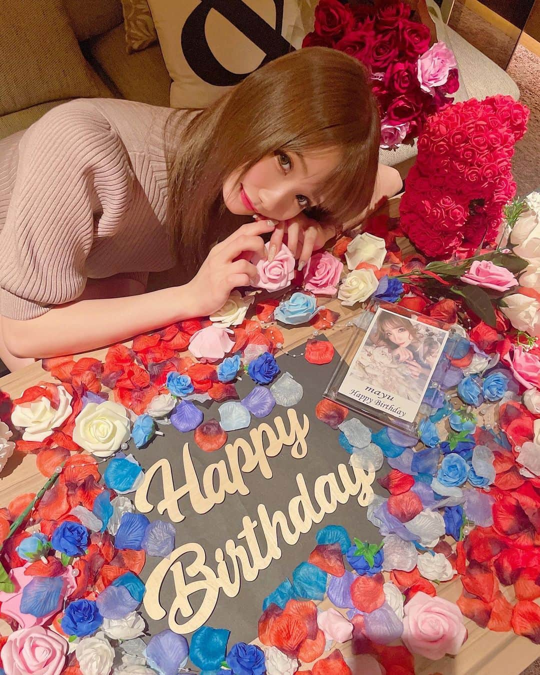 まゆぴちゅーさんのインスタグラム写真 - (まゆぴちゅーInstagram)「最っ高なお誕生日会🥲💓🎂  この間、 とみちゃん @tomimama1116  うめたん @anoumetan  しほ @cham_pipi  お仕事終わりにあき @akipom_r.0821 が  六本木のめちゃくちゃおしゃれなお店の 個室でサプライズお祝いしてくれました😭💓  個室のお部屋に入ったらめーーーちゃくちゃ 可愛い飾りつけとわたしのアクリル板の写真と 大きな花束と大きなケーキが🥲🥲🥲💓💓💓  もう、びっくりすぎて嬉しすぎて 幸せすぎました( ･ ･̥ )( ･ ･̥ )💓💓💓💓  最後の方に貼ってある、 とみちゃんの歌うま&あきの舞の動画と、 うちらの素で楽しんでいる動画を ぜひご覧ください🥰✔w  とみちゃん、うめたん、しほ、あき、 ほんとーーーにありがとです😭😭💓💓💓 大好きですっっ🥲🥲💋💋💋 . . この日に盛り上がったあとに あの大きな地震きて停電なってほんと怖かった🥲… . . . #サプライズバースデー #サプライズ演出 #お誕生日会 #誕生日会 #誕生日祝い #誕生日フォト #六本木ディナー #六本木グルメ #六本木バー」3月20日 19時42分 - mayu_03pichu