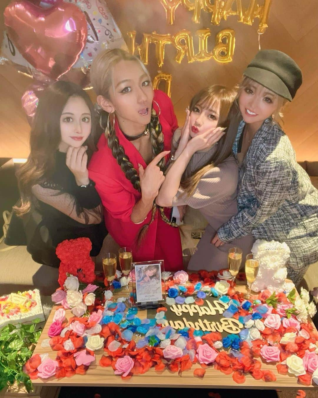 まゆぴちゅーさんのインスタグラム写真 - (まゆぴちゅーInstagram)「最っ高なお誕生日会🥲💓🎂  この間、 とみちゃん @tomimama1116  うめたん @anoumetan  しほ @cham_pipi  お仕事終わりにあき @akipom_r.0821 が  六本木のめちゃくちゃおしゃれなお店の 個室でサプライズお祝いしてくれました😭💓  個室のお部屋に入ったらめーーーちゃくちゃ 可愛い飾りつけとわたしのアクリル板の写真と 大きな花束と大きなケーキが🥲🥲🥲💓💓💓  もう、びっくりすぎて嬉しすぎて 幸せすぎました( ･ ･̥ )( ･ ･̥ )💓💓💓💓  最後の方に貼ってある、 とみちゃんの歌うま&あきの舞の動画と、 うちらの素で楽しんでいる動画を ぜひご覧ください🥰✔w  とみちゃん、うめたん、しほ、あき、 ほんとーーーにありがとです😭😭💓💓💓 大好きですっっ🥲🥲💋💋💋 . . この日に盛り上がったあとに あの大きな地震きて停電なってほんと怖かった🥲… . . . #サプライズバースデー #サプライズ演出 #お誕生日会 #誕生日会 #誕生日祝い #誕生日フォト #六本木ディナー #六本木グルメ #六本木バー」3月20日 19時42分 - mayu_03pichu