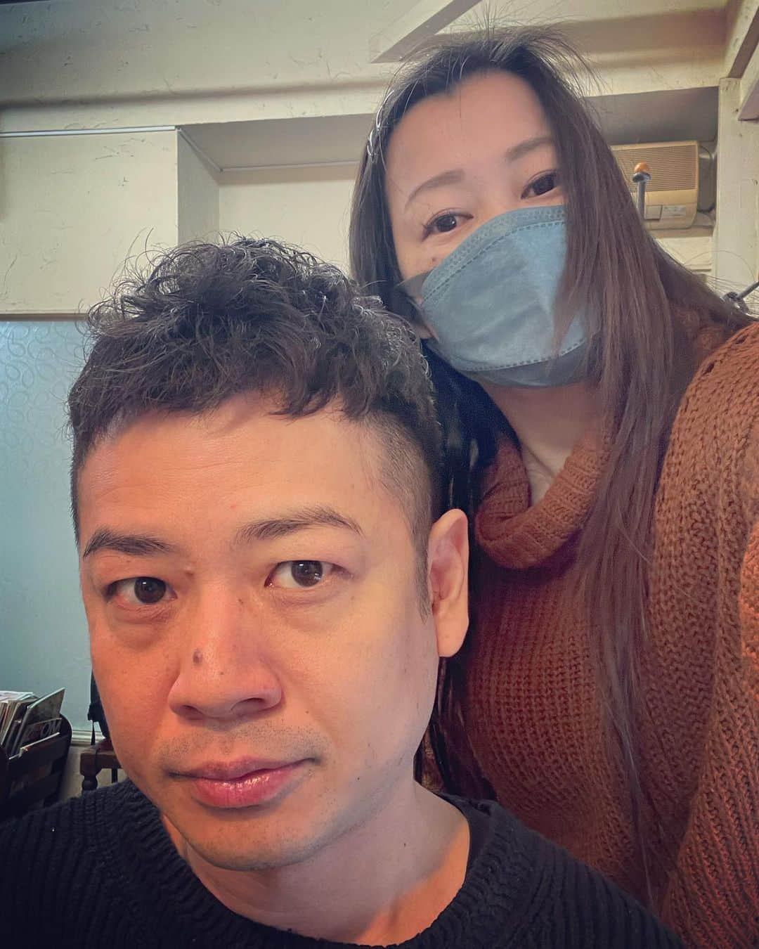 杉本知香さんのインスタグラム写真 - (杉本知香Instagram)「江崎くん、バッサリとスタイルチェンジ✂️✨ M字ハゲ気味なのが全く気にならなくなりました（笑） 花粉症が酷い江崎くん、カット中のマスクの下にティッシュで鼻栓してたのでタイムラプス中チラッと見えてました🤣  #中目黒美容室#ハゲに目がいかないヘア  #ゆったり感江崎#ゆったり感 #江凸崎馬門」3月20日 20時52分 - sugimotoc