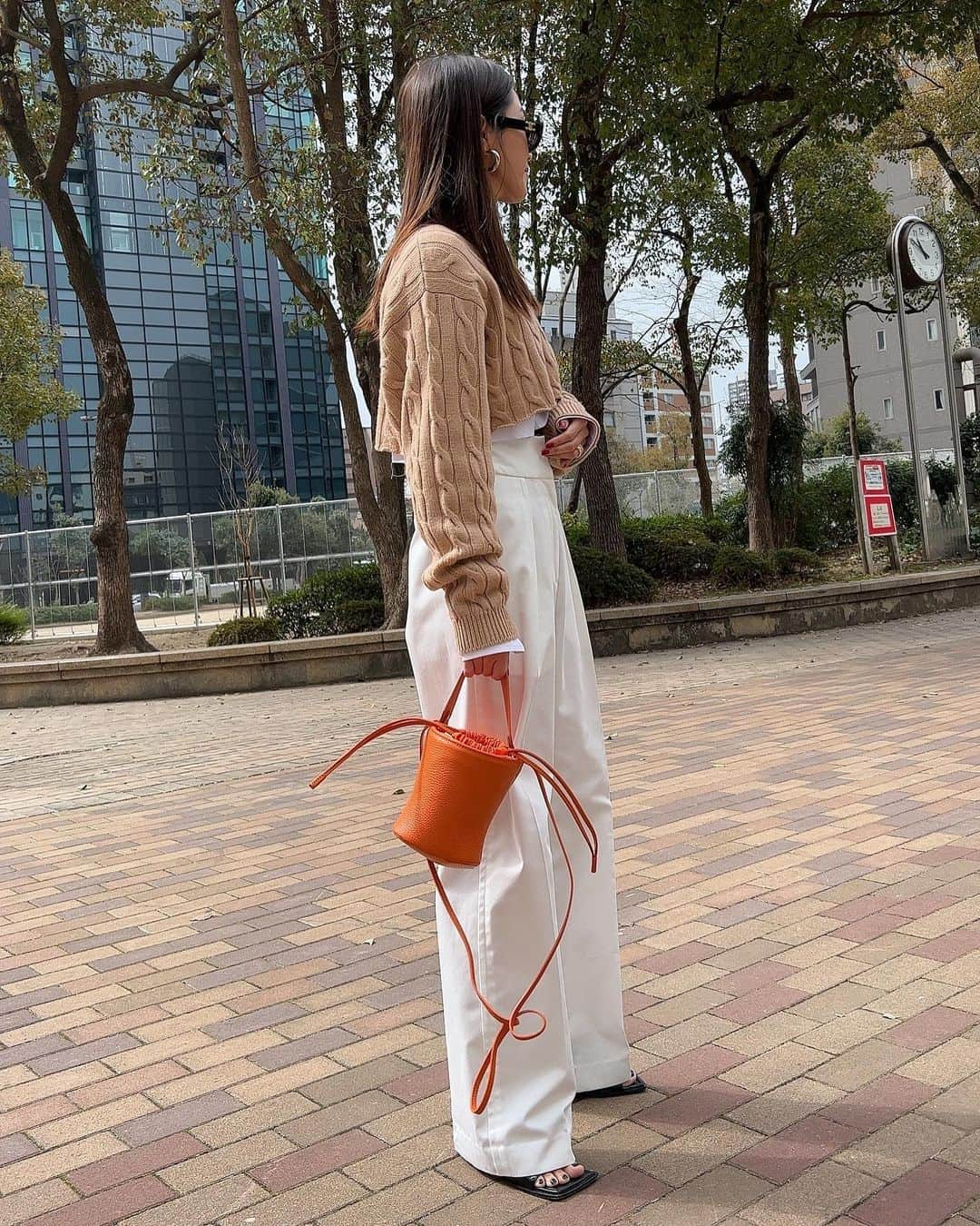 田中彩子さんのインスタグラム写真 - (田中彩子Instagram)「. クロップド🧡 寒かった🙄 . tops...#miumiu  pants...#gypsohila @gypsohila.jpn  sandal...#bottegaveneta  bag...#ayakobag @ayako_bag」3月20日 21時07分 - ayako_tanaka_