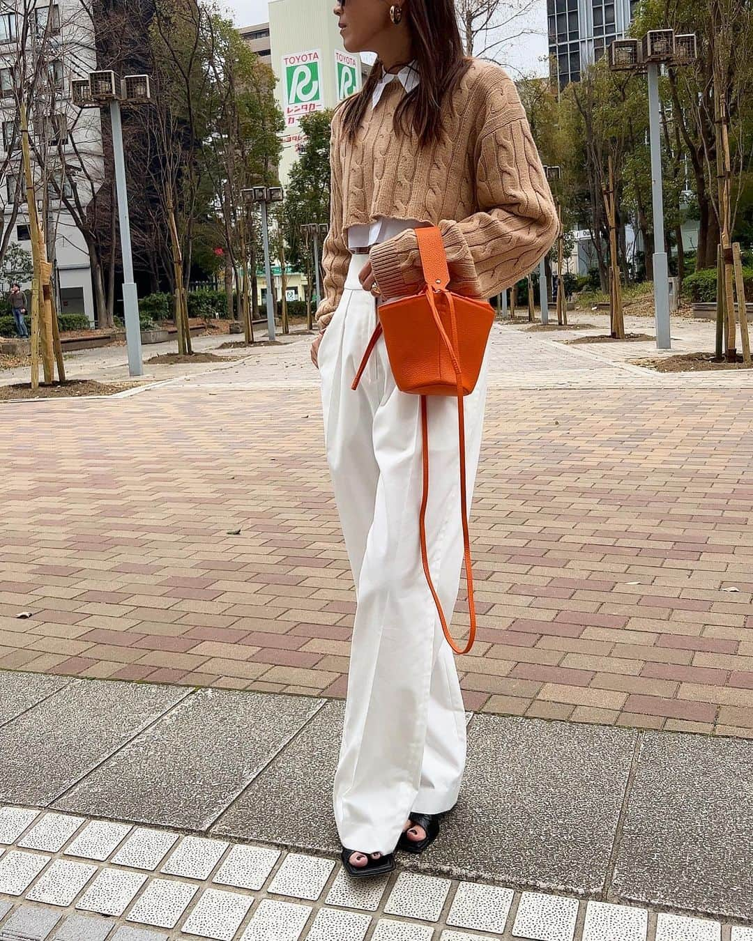 田中彩子さんのインスタグラム写真 - (田中彩子Instagram)「. クロップド🧡 寒かった🙄 . tops...#miumiu  pants...#gypsohila @gypsohila.jpn  sandal...#bottegaveneta  bag...#ayakobag @ayako_bag」3月20日 21時07分 - ayako_tanaka_