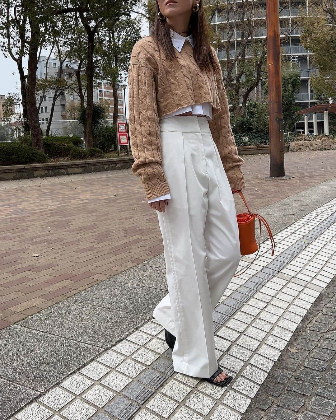 田中彩子さんのインスタグラム写真 - (田中彩子Instagram)「. クロップド🧡 寒かった🙄 . tops...#miumiu  pants...#gypsohila @gypsohila.jpn  sandal...#bottegaveneta  bag...#ayakobag @ayako_bag」3月20日 21時07分 - ayako_tanaka_