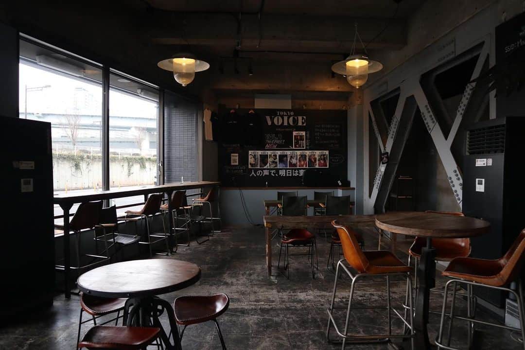 石井輝明さんのインスタグラム写真 - (石井輝明Instagram)「東日本橋。 硬派なかっこいい内装のカフェ。 広々としていて過ごしやすいことこの上ない。  今日、明日は幕張。 明日は2022年の運勢をますかたさんに見てもらうライブもあります。 楽しみです。  #madein10 #cafe #coffee #カフェ #コーヒー #喫茶店 #東京カフェ #東日本橋カフェ #浜町カフェ #カフェ芸人」3月20日 21時15分 - comandanteishii