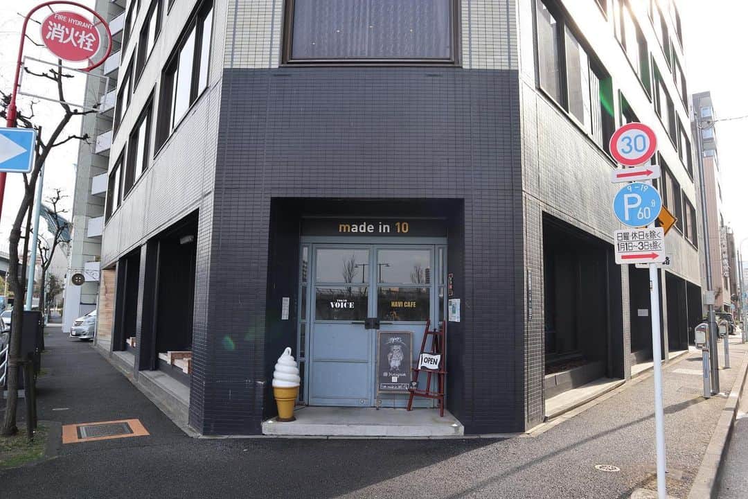 石井輝明さんのインスタグラム写真 - (石井輝明Instagram)「東日本橋。 硬派なかっこいい内装のカフェ。 広々としていて過ごしやすいことこの上ない。  今日、明日は幕張。 明日は2022年の運勢をますかたさんに見てもらうライブもあります。 楽しみです。  #madein10 #cafe #coffee #カフェ #コーヒー #喫茶店 #東京カフェ #東日本橋カフェ #浜町カフェ #カフェ芸人」3月20日 21時15分 - comandanteishii