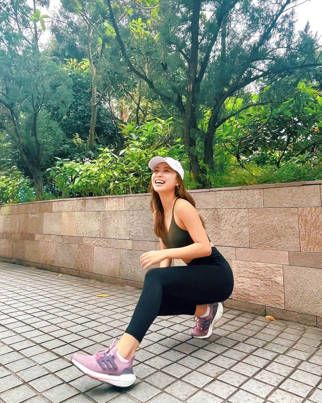 馬曉晴さんのインスタグラム写真 - (馬曉晴Instagram)「Small girl 👧🏻 Big energy😤  Outfit @aeriehk Shoes @adidashk  #sporty #hongkong #hkig #yogawear #ootd #運動 #香港 #瑜珈 #行山 #人像」3月20日 21時26分 - maisyma1999