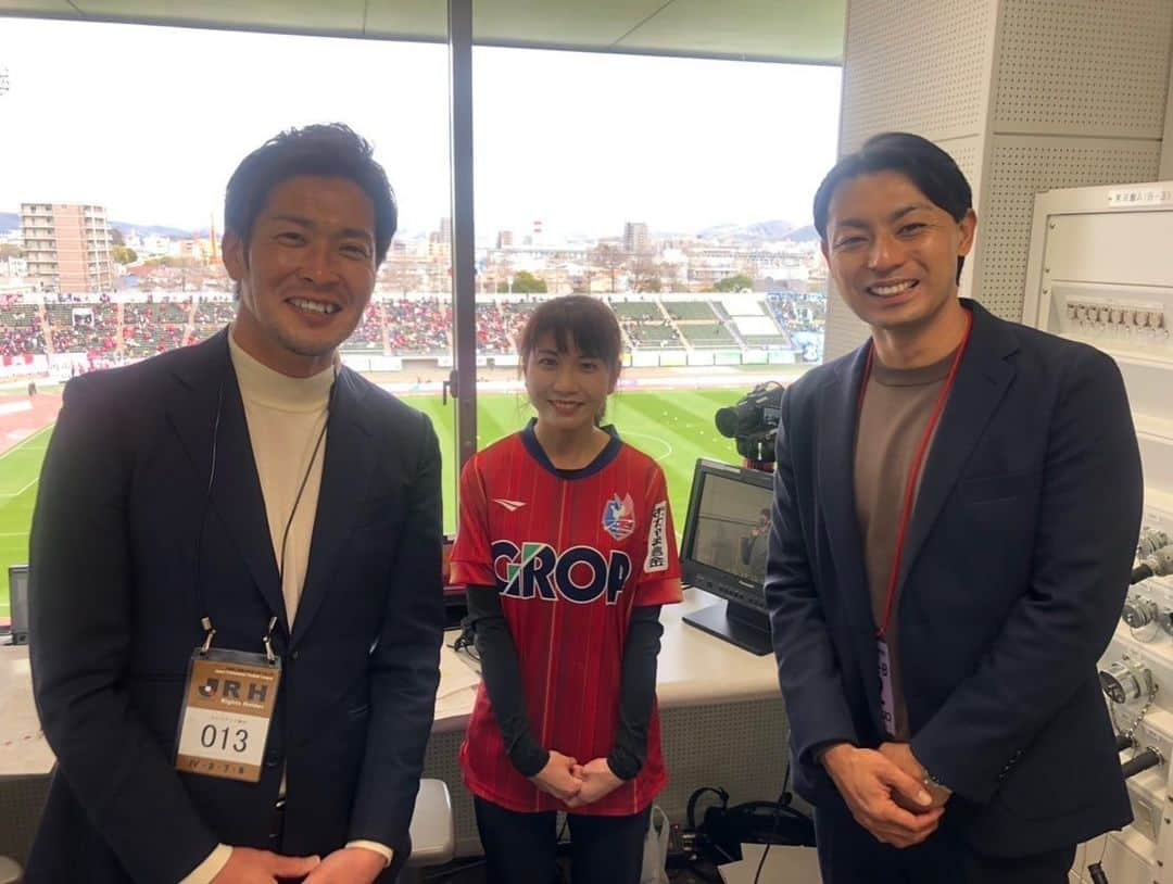 東條麻依子さんのインスタグラム写真 - (東條麻依子Instagram)「. ファジアーノ岡山vs横浜FC試合は1-1⚽️ 首位・横浜相手に引き分け！強さを見せました！ テレビせとうちの生中継でお伝えしました📺 解説は元日本代表の加地亮さん！ . 前半、チアゴアウベス選手のPKで先制。 後半1点返されましたが その後、全員でゴールを守り切りました！✨😳 金山選手の好セーブも！！ . 次節は3月26日13時〜 アウェイで大宮アルディージャと対戦⚽️ 次節の勝利に期待しましょう！🌟 . ファジアーノ岡山の特命広報大使に任命された 赤嶺真吾さんにもお会いできました✨🌷 . 初めての実況は、加地さんのサポートにすごく助けられました。お聞き苦しい所もあったと思います！しっかりと反省して次に生かします！🌸 . #ファジアーノ岡山#実況生中継#加地亮さん#赤嶺真吾さん#横浜FC#テレビせとうち」3月20日 22時31分 - maiko_tojo