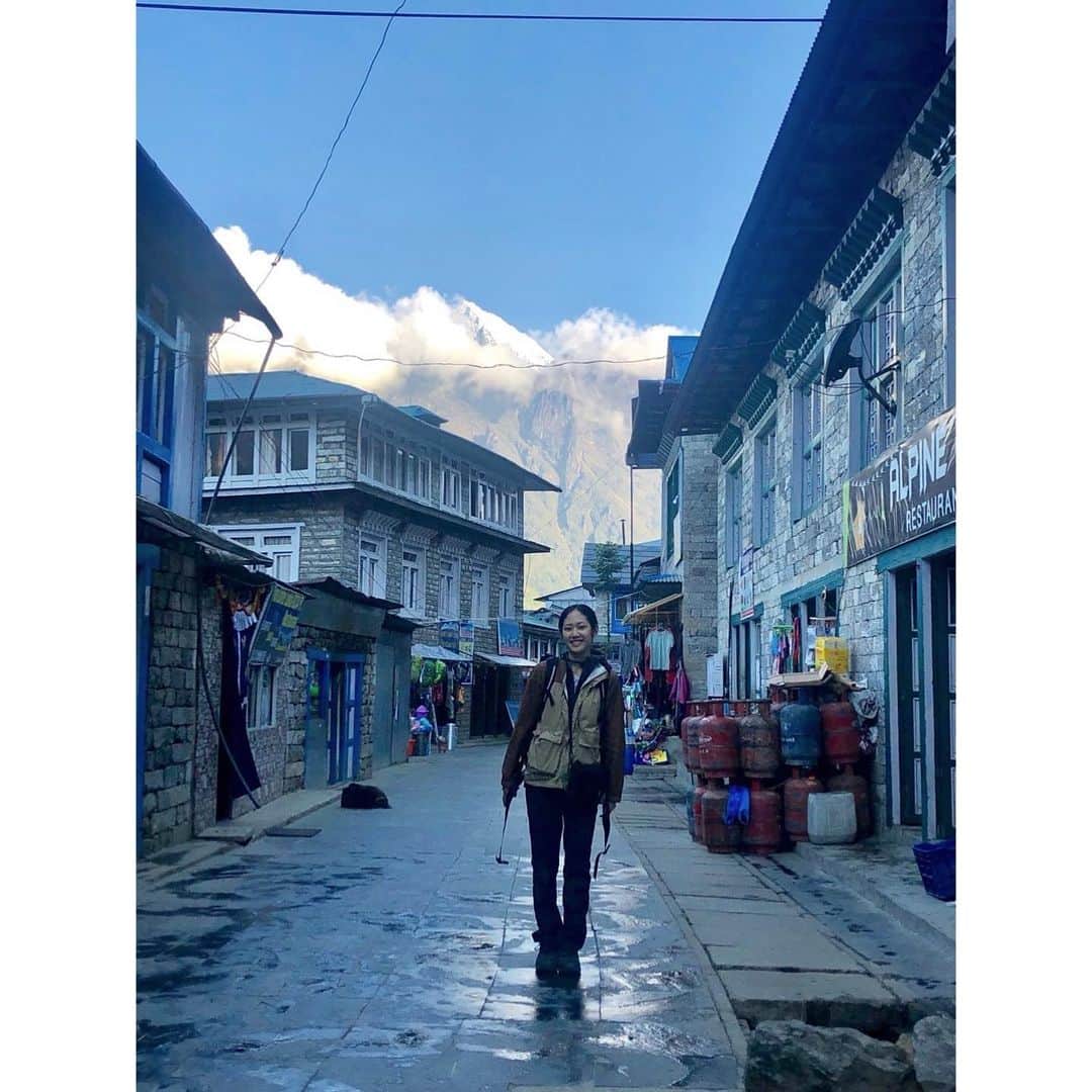 阿部純子さんのインスタグラム写真 - (阿部純子Instagram)「大阪アジアン映画祭2022で、 ネパール・日本の合作映画『バグマティ・リバー』にて 芳泉短編賞スペシャルメンションを頂きました。  山に命を懸ける方々に向けて作った作品です。 ネパールのルクラ（標高2860m）というエベレストの入り口から更に高い登山道へ赴き撮影を敢行しました。  「最も過激な空港ランキング」１位の飛行場を体験したのも忘れられません☺️笑 『ヒマラヤ山脈の谷間に位置し、標高が高いために大気密度が低く、非常に変わりやすい天候の上、滑走路全長は527mしかなく、短く傾斜した滑走路』。 どのジェットコースターよりも怖かったです笑🎢 両親にもっと感謝を伝えておけば良かったと思いました笑🥲💕  撮影に携わってくださった皆様、 過酷なロケにも関わらず、未熟な私を支えて下さり本当にありがとうございます🌸🙇‍♂️  そして賞を贈って下さった方々に心より感謝して、 これからの励みに致します🙇‍♂️🌸 本当にありがとうございました。  #大阪アジアン映画祭」3月20日 23時31分 - junkoabe_official