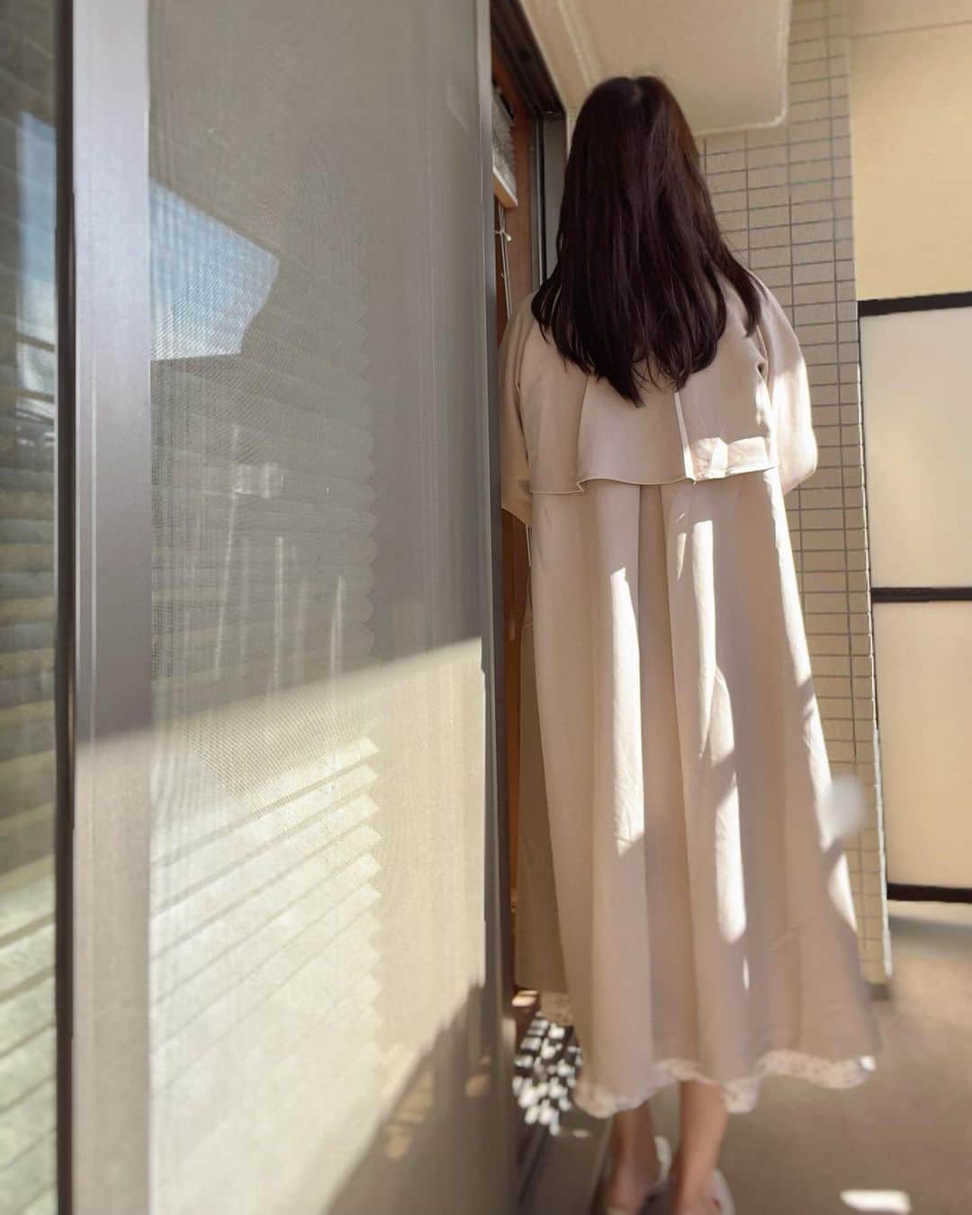 渋谷恭子さんのインスタグラム写真 - (渋谷恭子Instagram)「トレンチコートはベージュが好き❤️  なかなか自分がイメージしてた ベージュトレンチが見つからなかったけど @grl_official で見つけました！  シンプルでさらっと羽織れて 袖のデザインが可愛い😍💕  ケープは取り外し可能で ショート丈のケープ、ロングジレ単品でも使えるから ロングシーズン使えるよ🙆‍♀️  #coat @grl_official  #トレンチコート #トレンチ #コート #春服 #コートコーデ #ベージュ #ママ #ママファッション #ママコーデ #アラフィフ #グレイル #grl #pr #プチプラ #50歳」3月21日 7時34分 - kyoko.86
