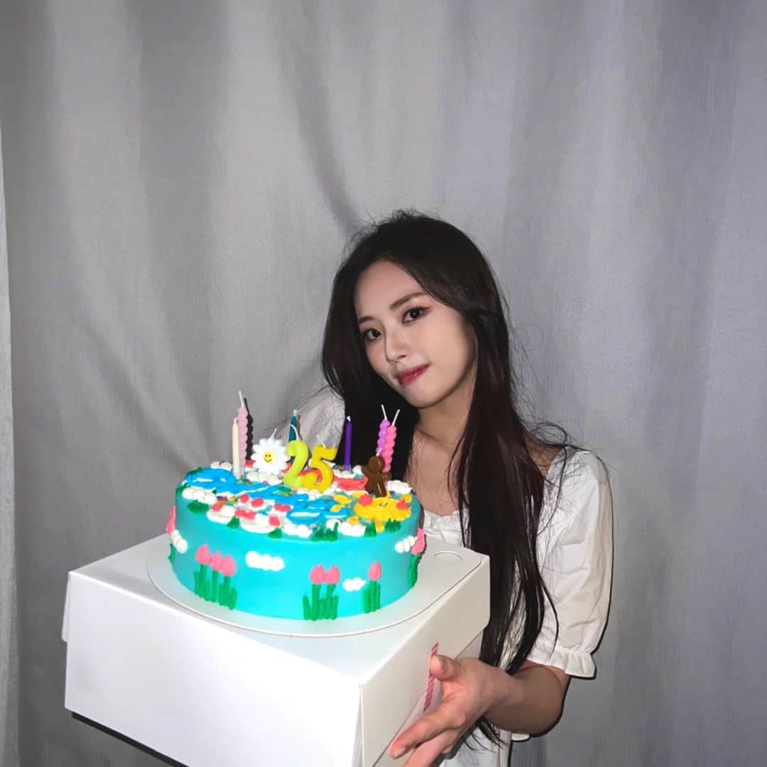 Mnetさんのインスタグラム写真 - (MnetInstagram)「너무 행복한 생일이었어요 플로버💜  사진첩 뒤적거리다 발견한 사진들🥰 #지원」3月21日 8時04分 - officialfromis_9