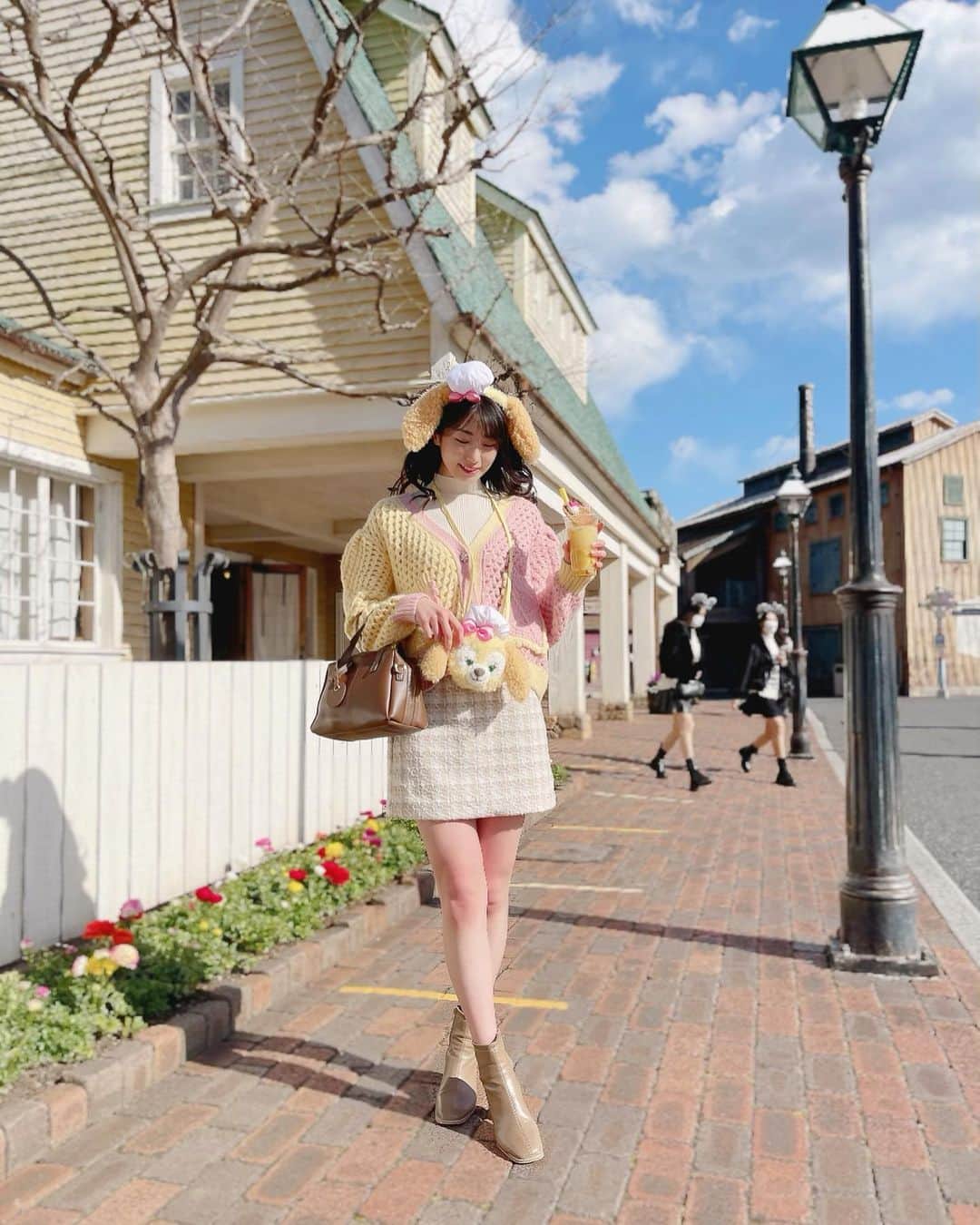 関根ささらさんのインスタグラム写真 - (関根ささらInstagram)「久しぶりのディズニー投稿🐶💛🍪🎀 . . #クッキーバウンド しました♡ #tops : #zara @zara  #skirt : #shein @sheinofficial  #bag : #grl @grl_official  #boots : #韓国通販  手に持ってるのは期間限定のホットオレンジドリンク🥤🍊  クッキーのポップコーンバケットまだ買えてなくて買おうと思ったらもう販売してなかった🥲🥲💭 . . #disneyoutfit #disneybound #cookieann #disneysea #tokyodisneysea #tds #tdr #tokyodisneyresort #disneyresort #disneyfan #ディズニーコーデ #ディズニーシー #東京ディズニーリゾート #ディズニーフード #ディズニーグルメ #ディズニーバウンド #クッキーアン」3月21日 11時09分 - sasarasekine